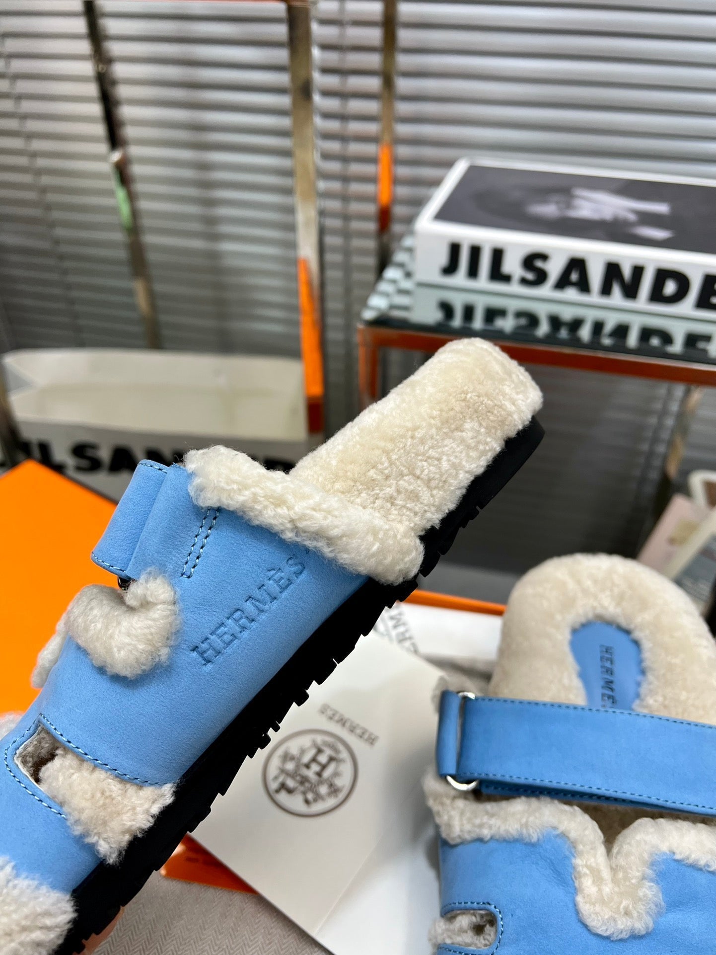 CHYPRE SLIPPERS IN BEIGE LAMB WOOL AND OCEAN BLUE SUEDE - 35