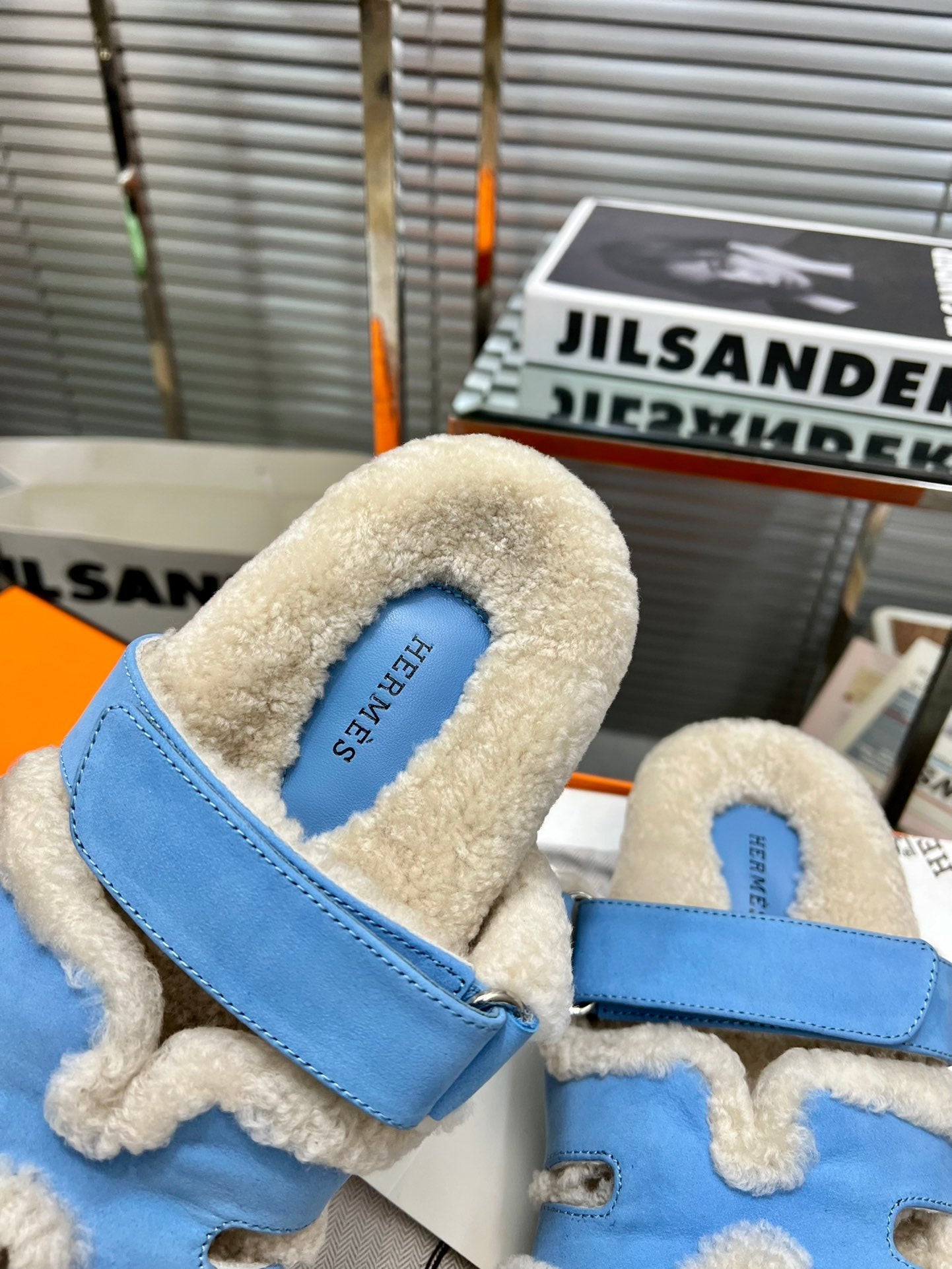 CHYPRE SLIPPERS IN BEIGE LAMB WOOL AND OCEAN BLUE SUEDE - 35