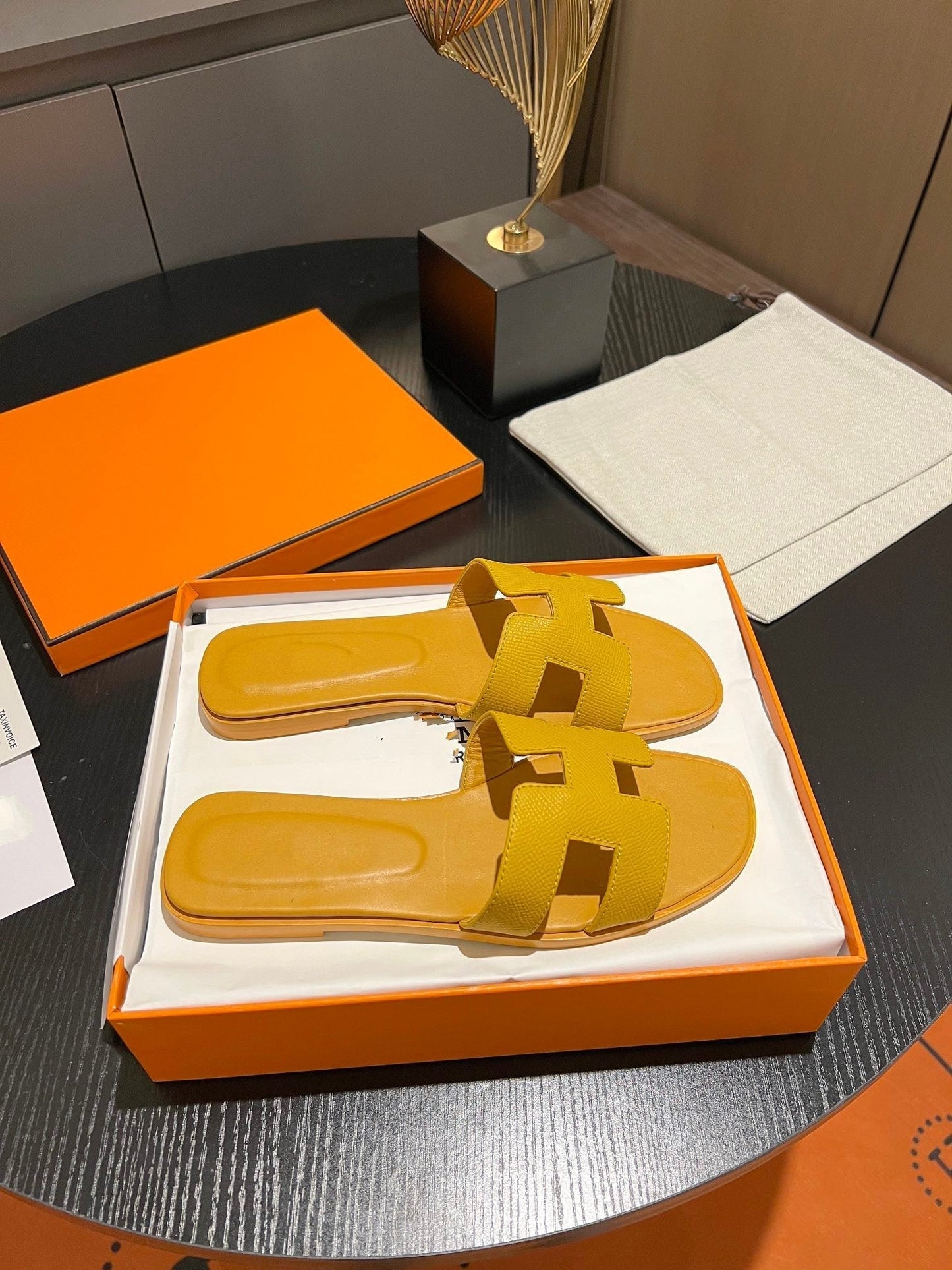 0RAN SANDAL Leather Medallion - 35