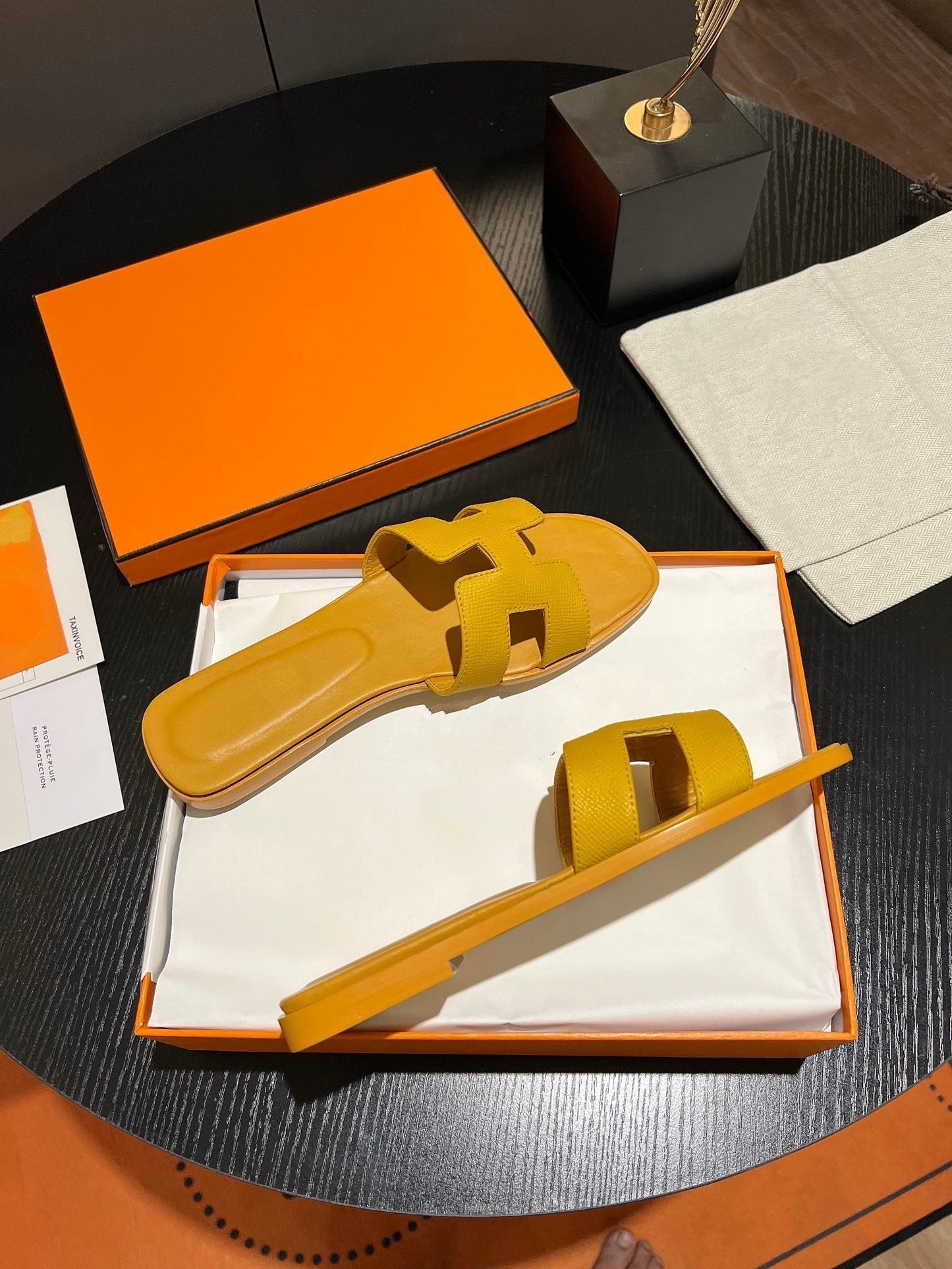 0RAN SANDAL Leather Medallion - 35