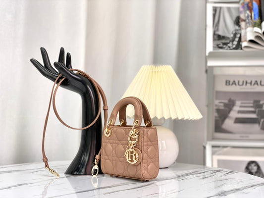 СУМКА MICRO LADY 12 ЗІ ШКІРИ ЯГНЯТИ КОЛЬОРУ CAMEL BEIGE