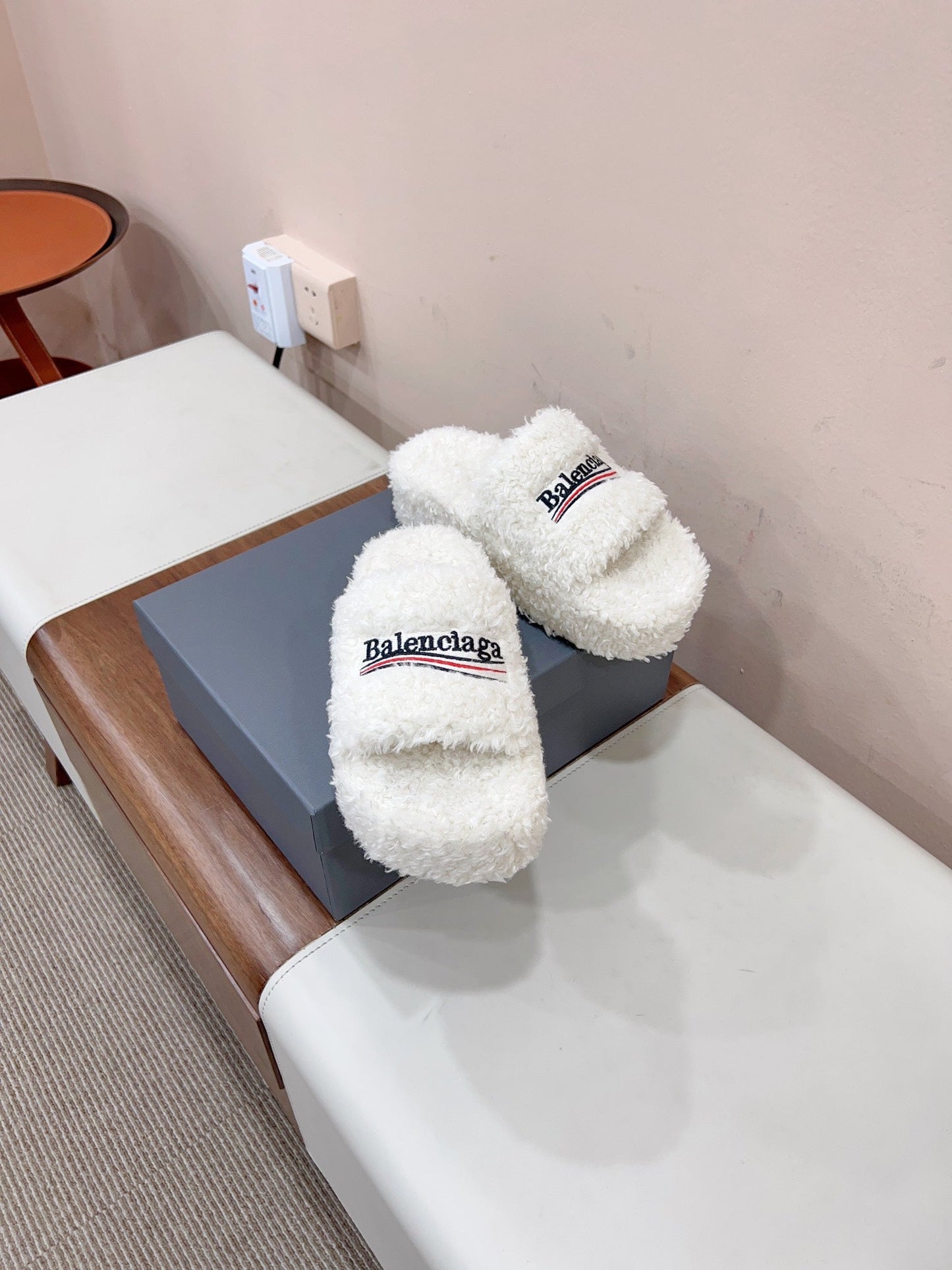 THICK-SOLED SLIPPERS IN WHITE WOOL - 35