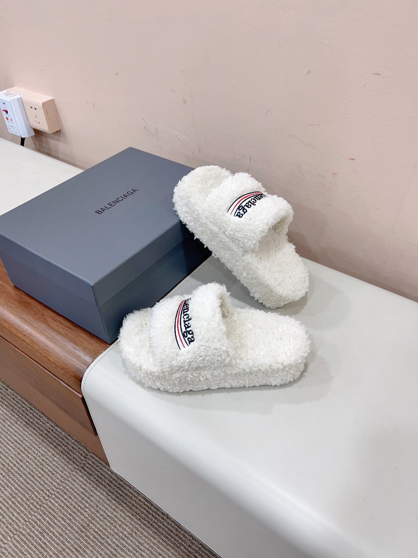 THICK-SOLED SLIPPERS IN WHITE WOOL - 35