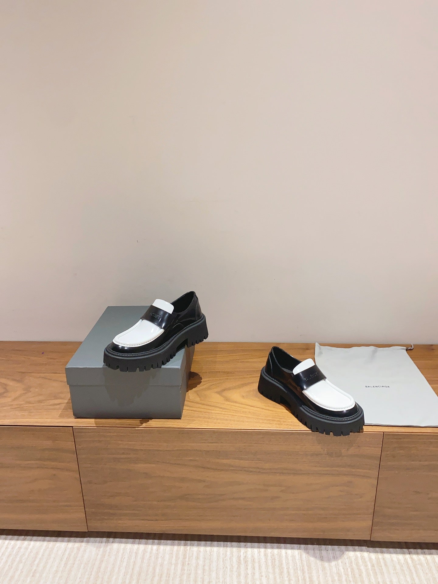 BALENCIAGA 25S LOAFERS IN BLACK MIX WHITE CALFSKIN - 35