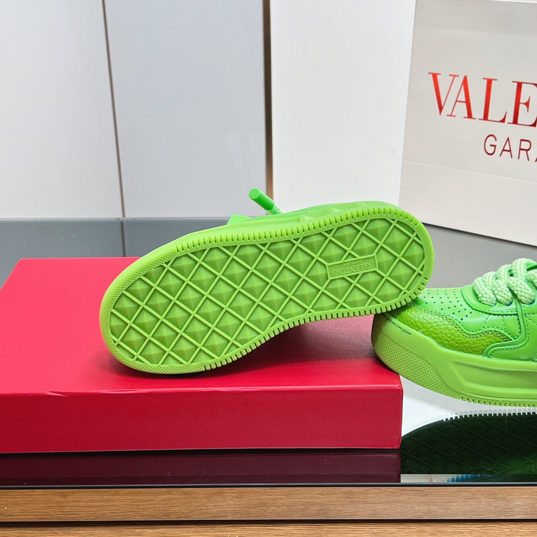VALENTINO 25S GARAVANI ONE STUD XL PLATFORM SNEAKERS IN GREEN LAMBSKIN - 35