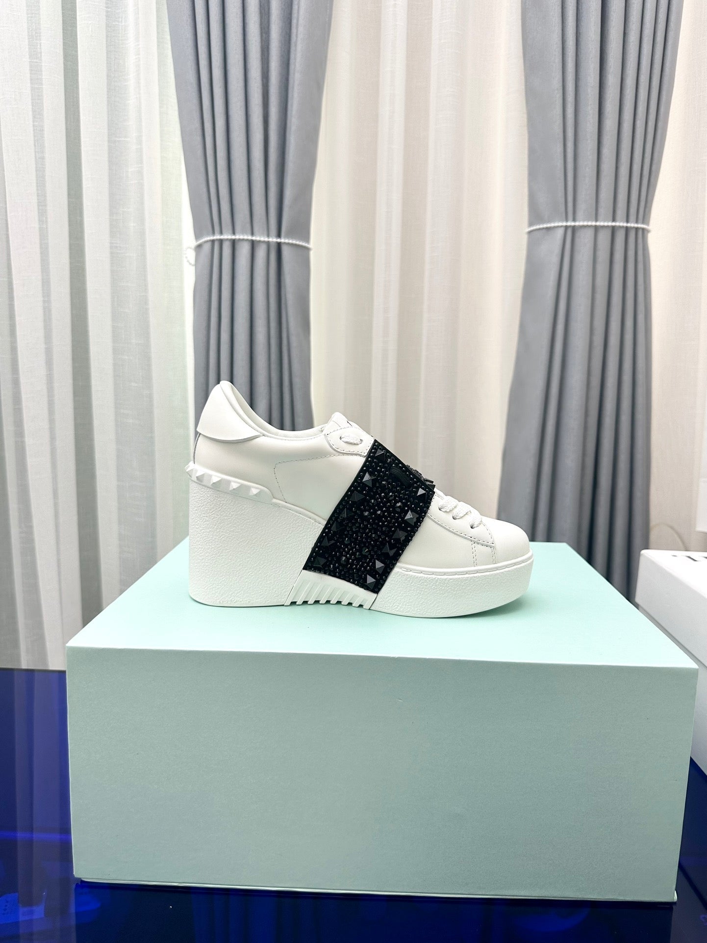 FLATFORM ROCKSTUD UNTITLED SNEAKER IN WHITE MIX BLACK CALFSKIN WITH RHINSTONES - 35