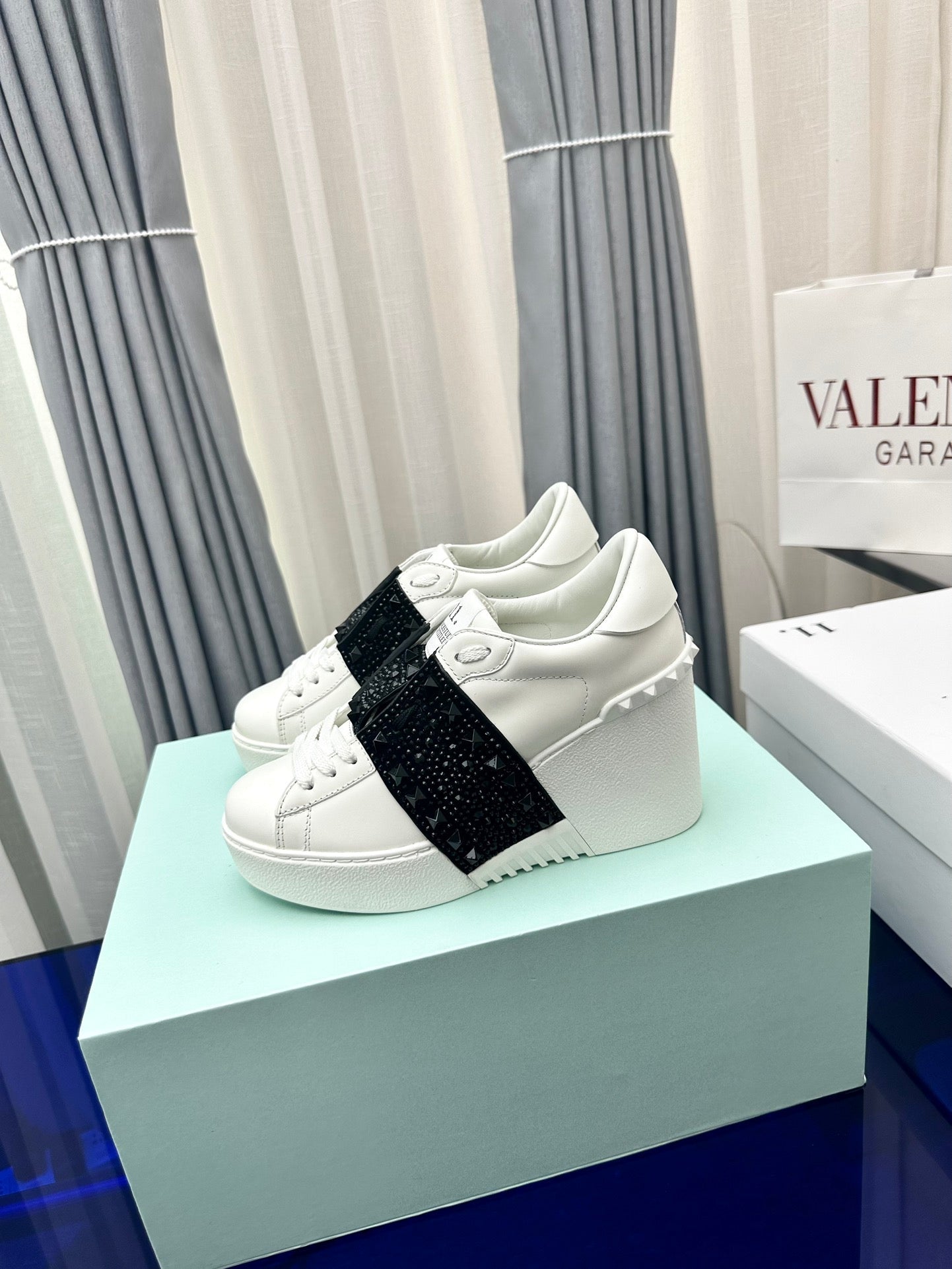 FLATFORM ROCKSTUD UNTITLED SNEAKER IN WHITE MIX BLACK CALFSKIN WITH RHINSTONES - 35