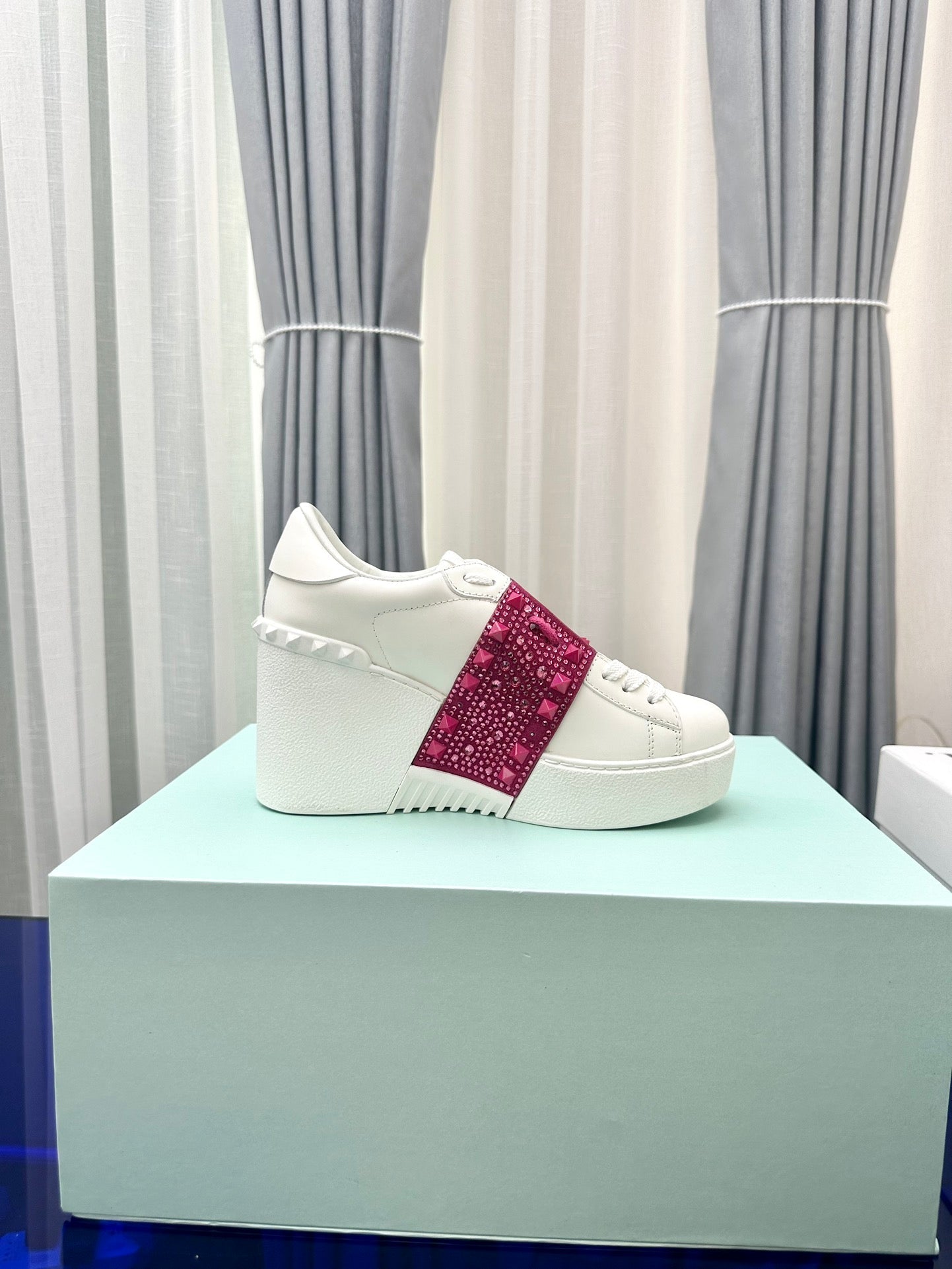 FLATFORM ROCKSTUD UNTITLED SNEAKER IN WHITE MIX MAGENTA PURPLE CALFSKIN WITH RHINSTONES - 35