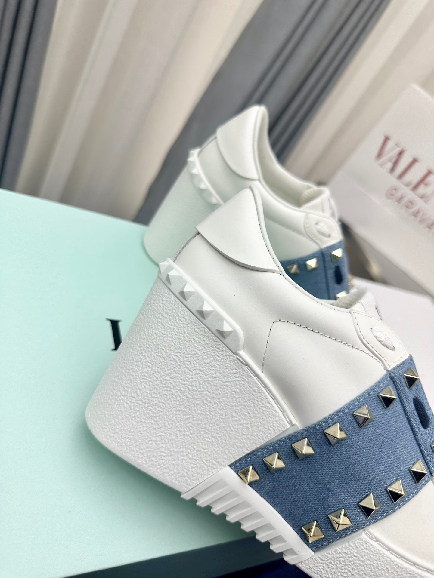 FLATFORM ROCKSTUD UNTITLED SNEAKER IN WHITE CALFSKIN MIX AEGEAN BLUE FABRIC - 35