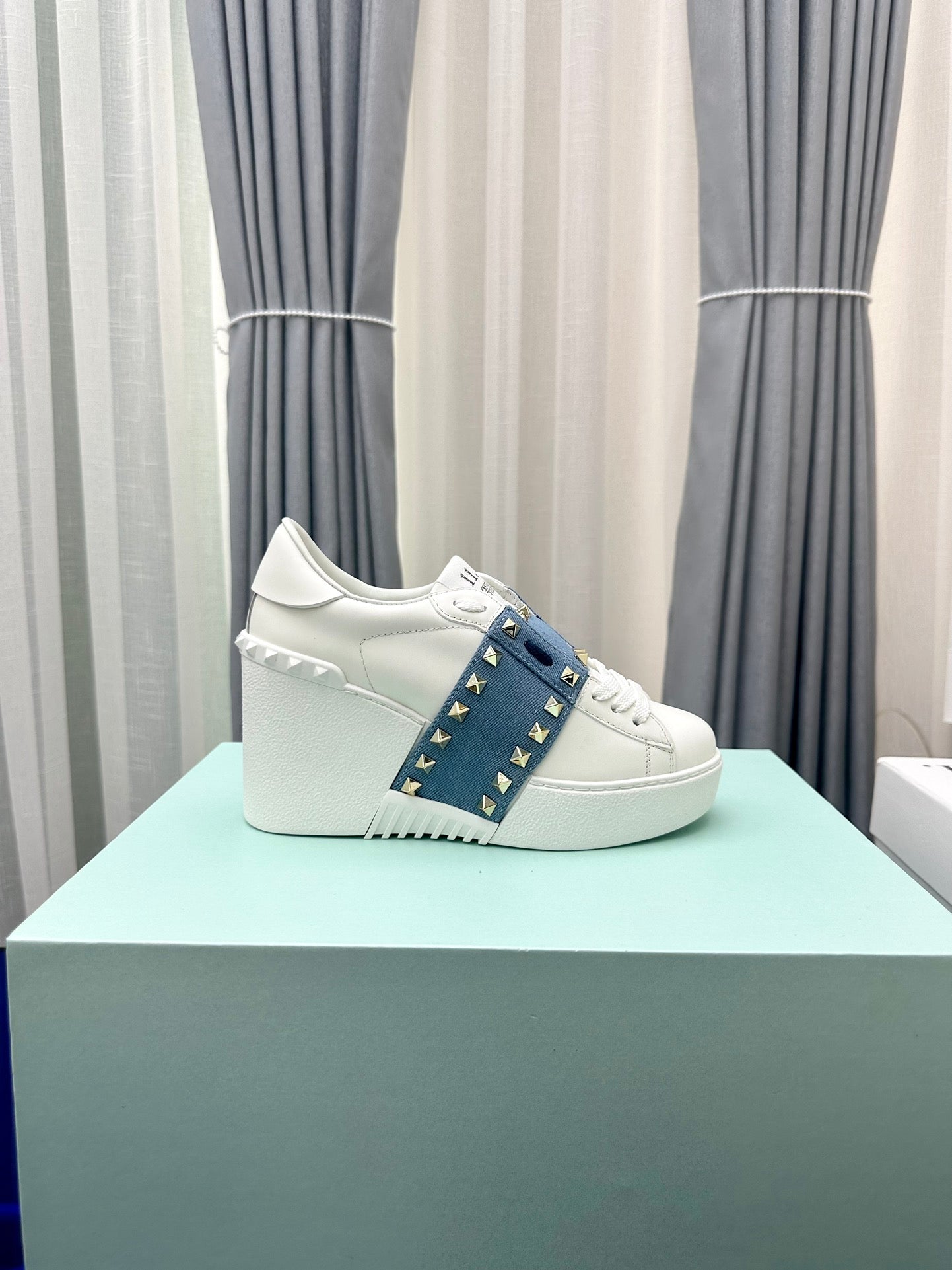 FLATFORM ROCKSTUD UNTITLED SNEAKER IN WHITE CALFSKIN MIX AEGEAN BLUE FABRIC - 35