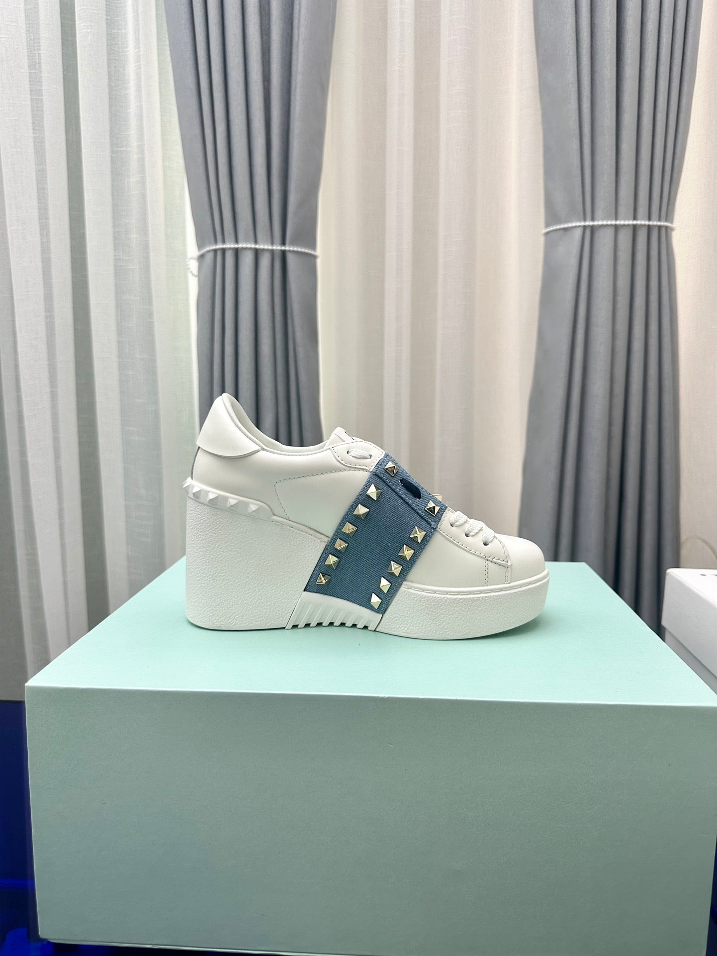 FLATFORM ROCKSTUD UNTITLED SNEAKER IN WHITE CALFSKIN MIX AEGEAN BLUE FABRIC - 35