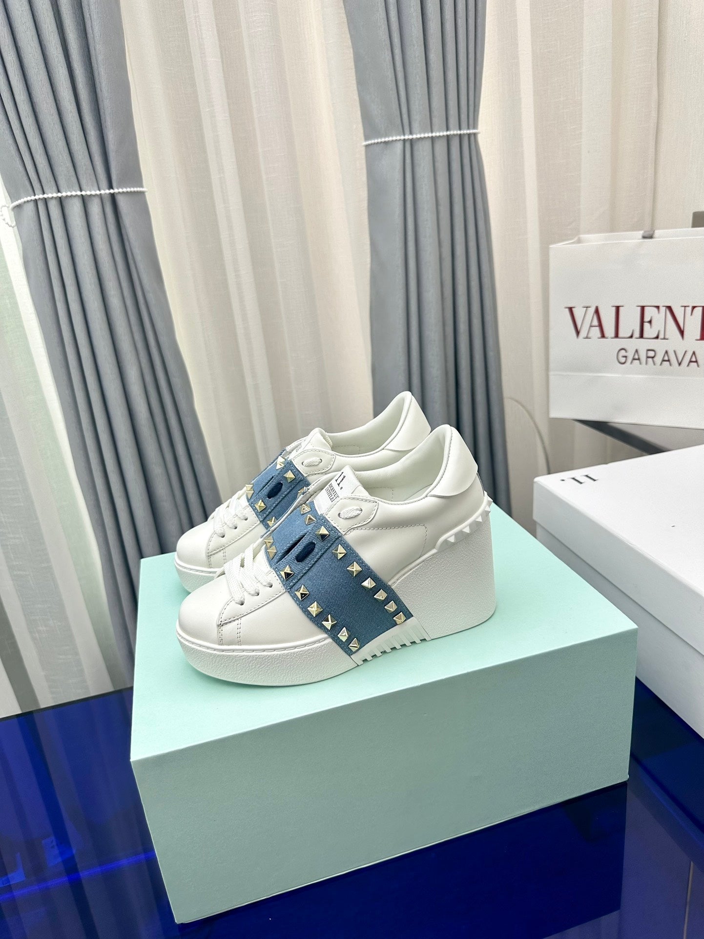 FLATFORM ROCKSTUD UNTITLED SNEAKER IN WHITE CALFSKIN MIX AEGEAN BLUE FABRIC - 35