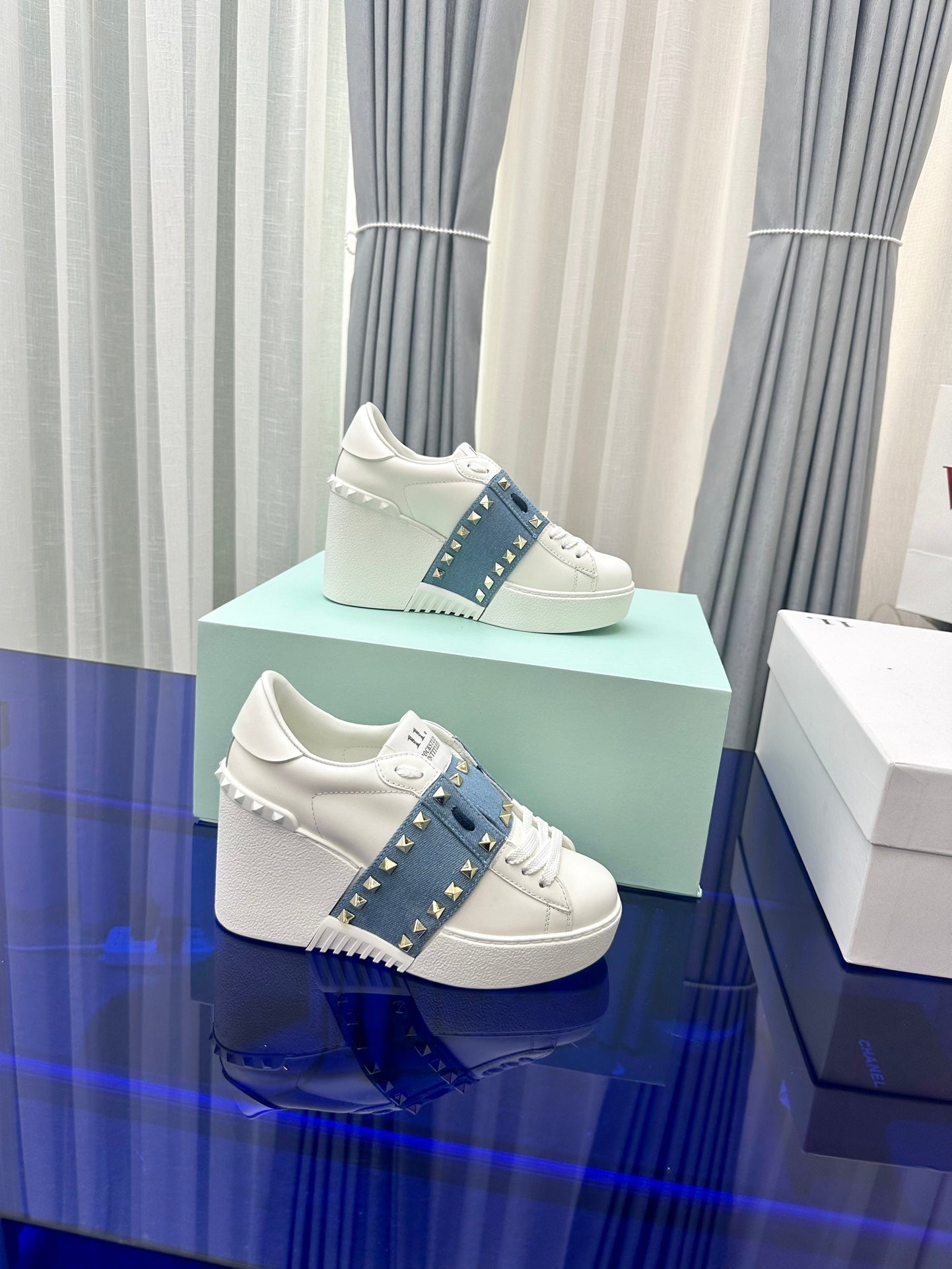 FLATFORM ROCKSTUD UNTITLED SNEAKER IN WHITE CALFSKIN MIX AEGEAN BLUE FABRIC - 35