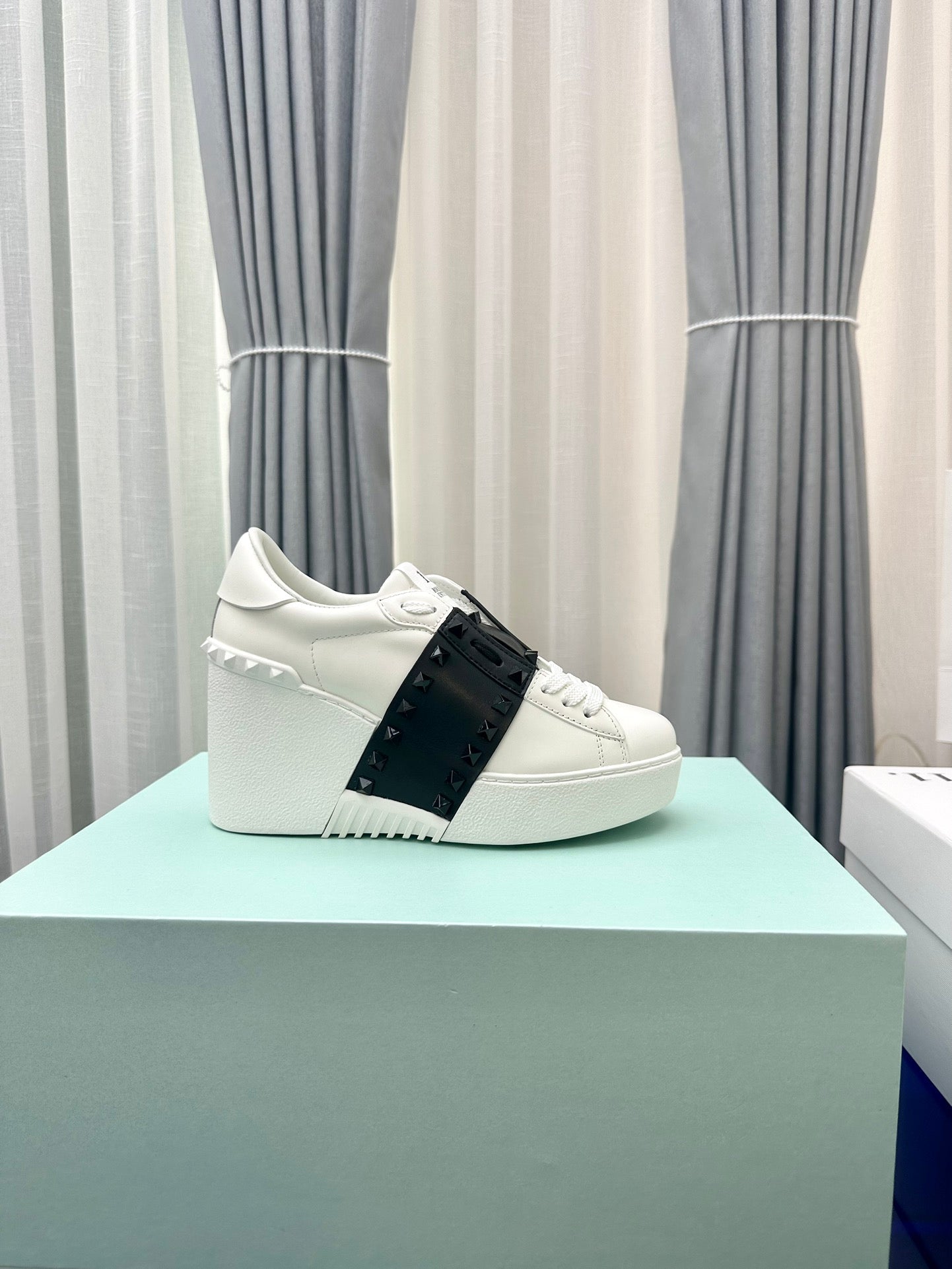 FLATFORM ROCKSTUD UNTITLED SNEAKER IN WHITE MIX BLACK CALFSKIN - 35