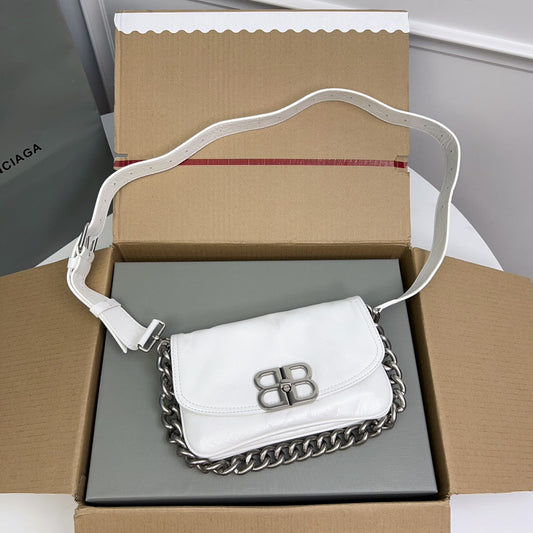 М'ЯКА СУМКА BB SOFT FLAP BAG 24 З ТЕЛЯЧОЇ ШКІРИ КОЛЬОРУ БІЛИЙ ПЕРСИК, СРІБНА ФУРНІТУРА
