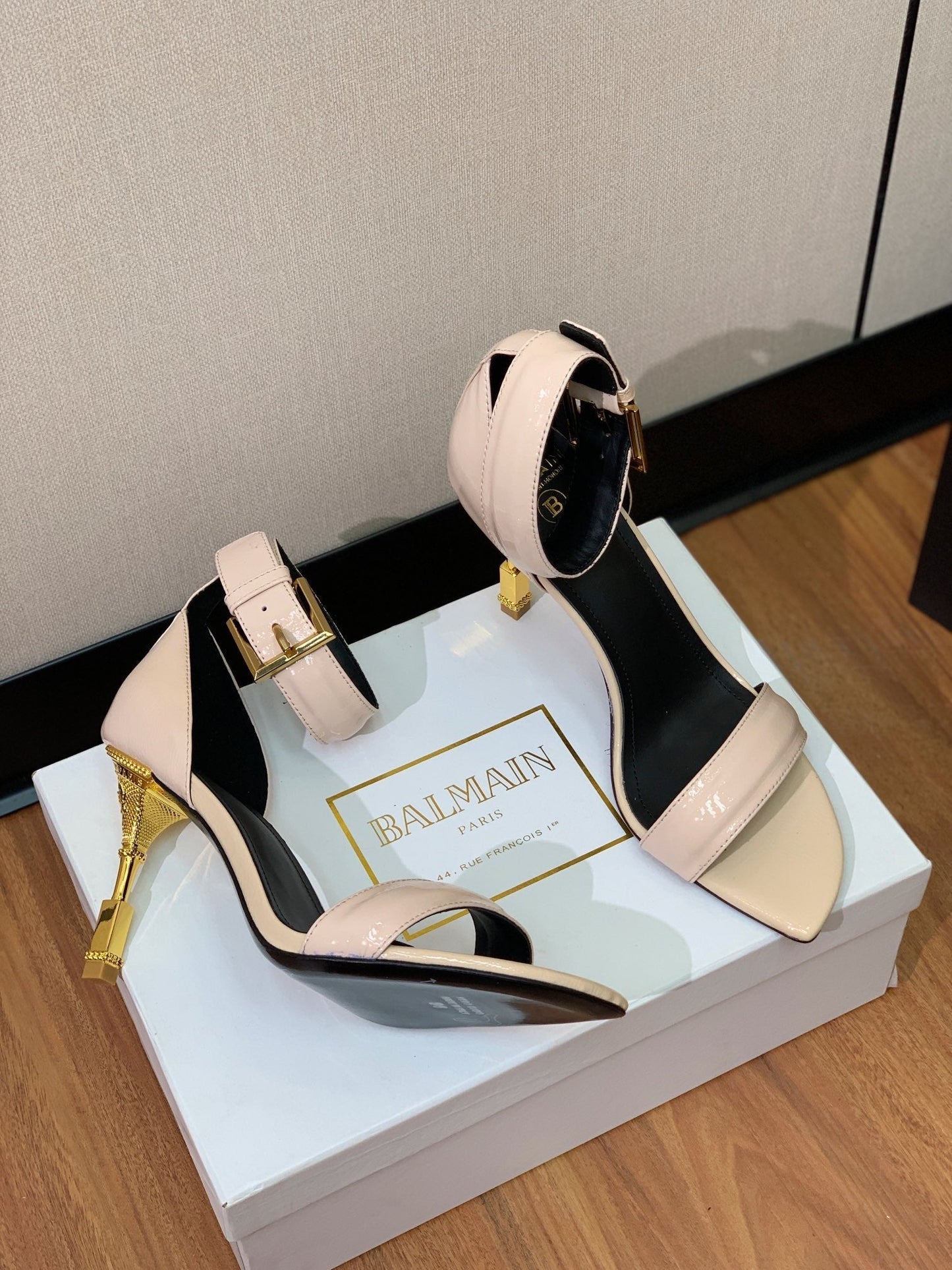 БОСОНІЖКИ BALMAIN 26S З МЕТАЛЕВИМИ ПІДБОРАМИ 105 ММ З БЕЖЕВОЇ ТЕЛЯЧОЇ ШКІРИ