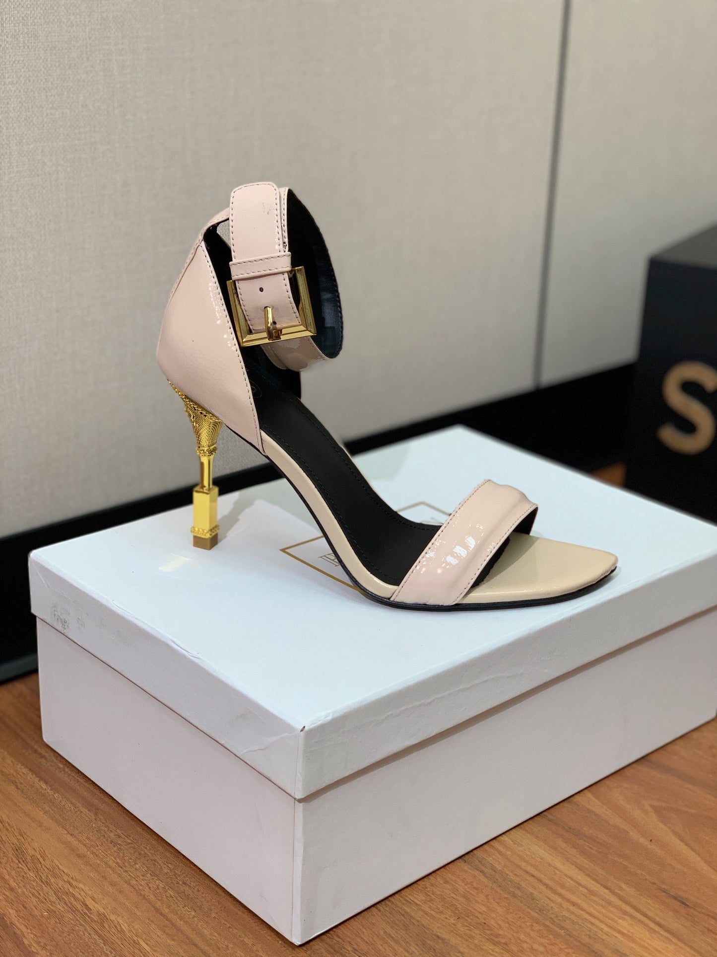 BALMAIN 25S SQUARE STRAP HIGH HEELS 100MM IN BEIGE PATENT CALFSKIN - 36
