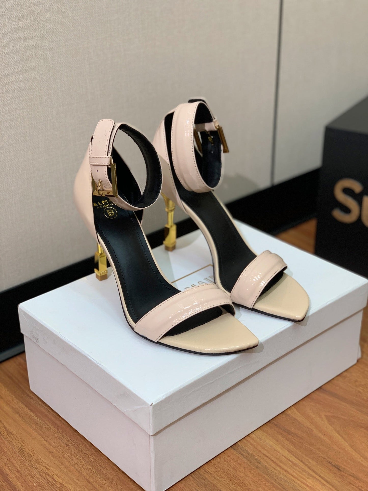 BALMAIN 25S SQUARE STRAP HIGH HEELS 100MM IN BEIGE PATENT CALFSKIN - 36