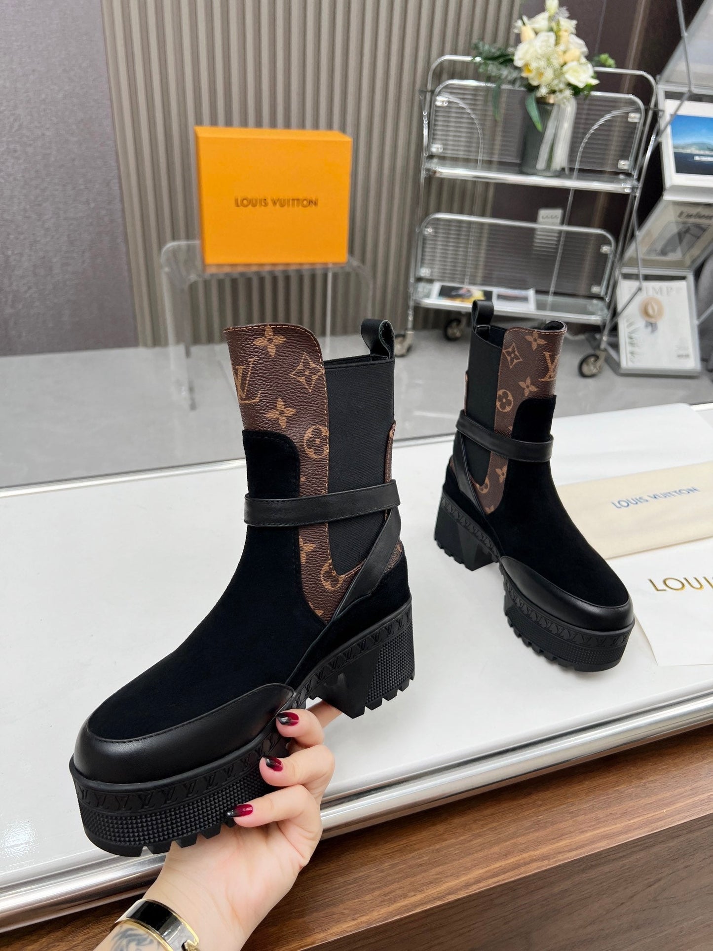 LAUREATE PLATFORM DESERT BOOT IN BLACK SUEDE AND BROWN CALFSKIN - 35