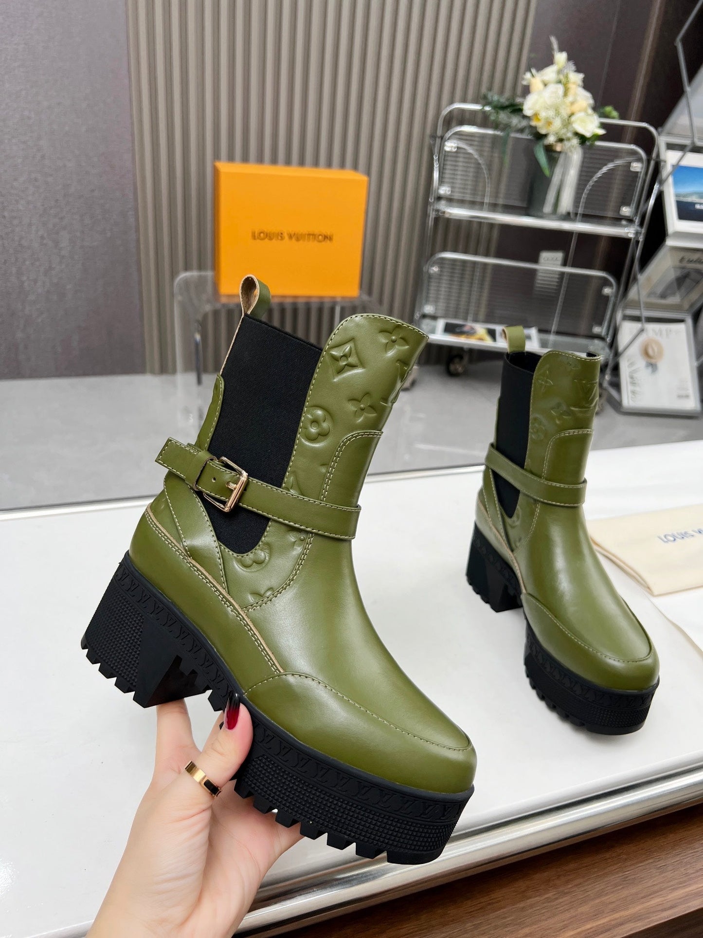 LAUREATE PLATFORM DESERT BOOT IN DARK OLIVE GREEN CALFSKIN - 35