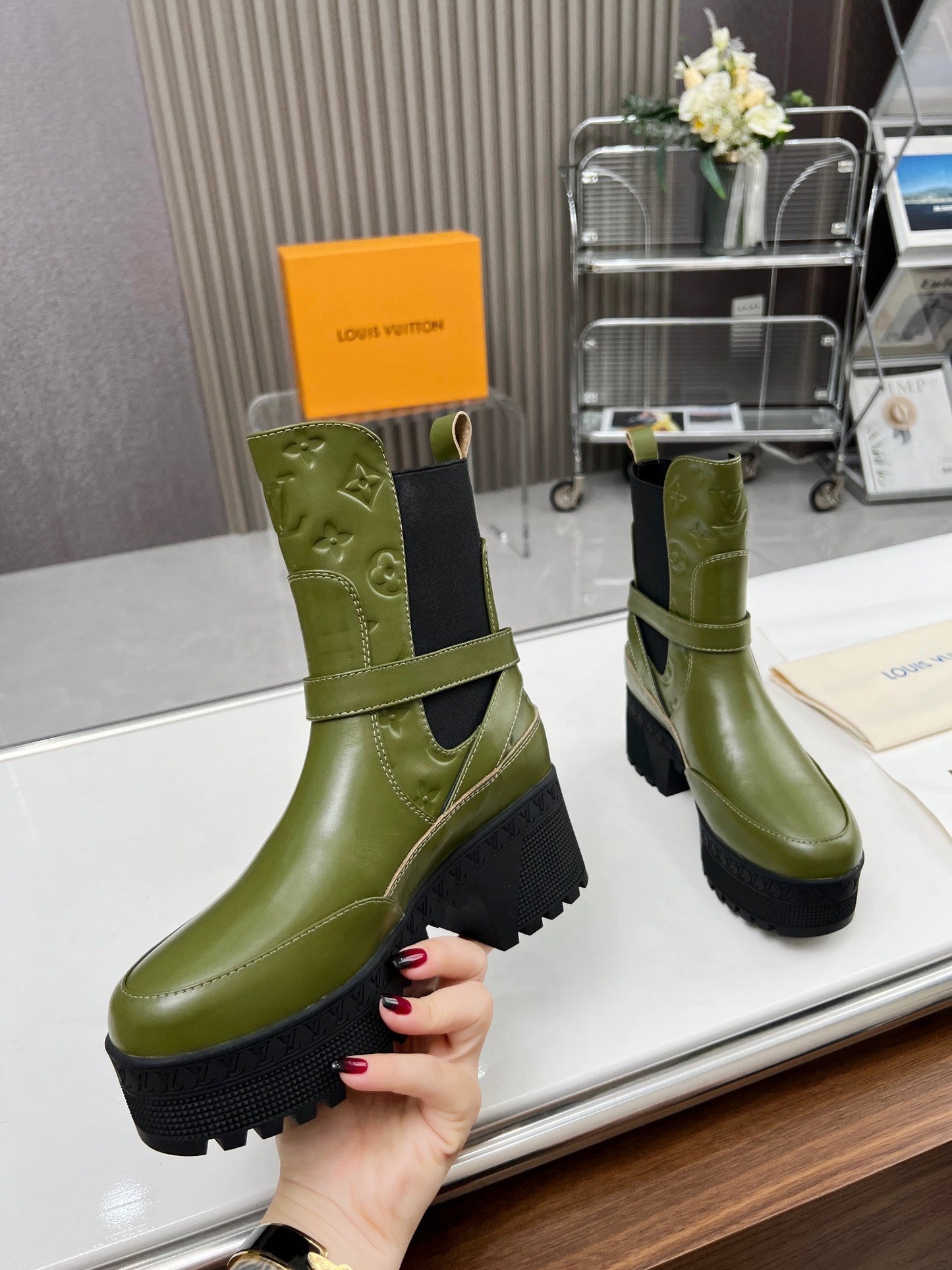 LAUREATE PLATFORM DESERT BOOT IN DARK OLIVE GREEN CALFSKIN - 35