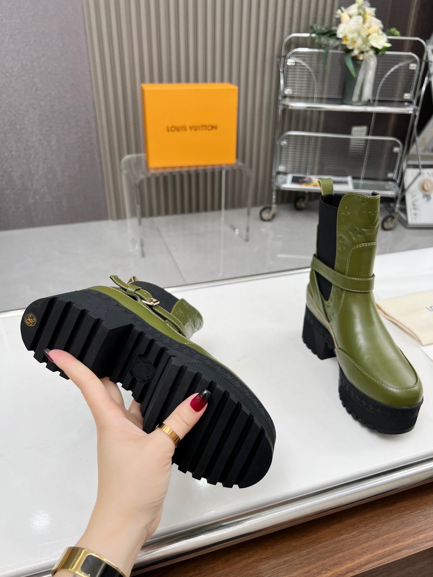 LAUREATE PLATFORM DESERT BOOT IN DARK OLIVE GREEN CALFSKIN - 35