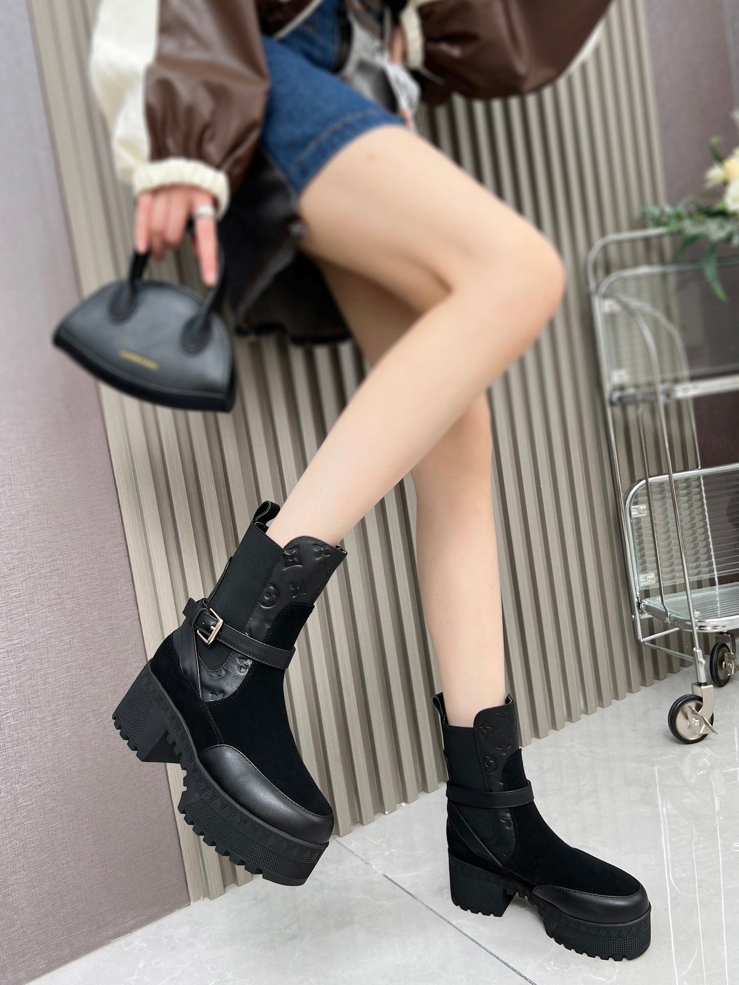 LAUREATE PLATFORM DESERT BOOT IN BLACK SUEDE AND CALFSKIN - 35