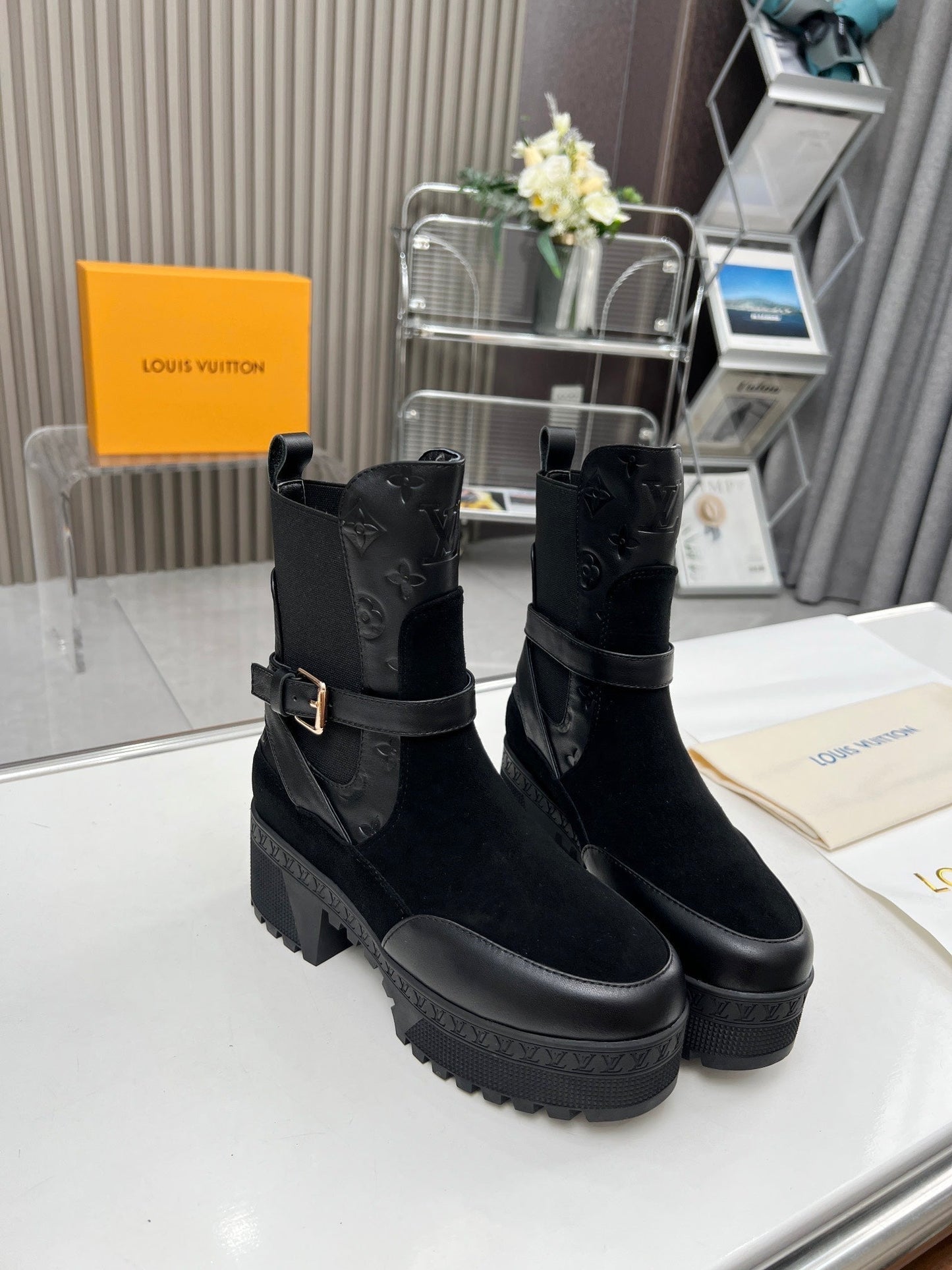 LAUREATE PLATFORM DESERT BOOT IN BLACK SUEDE AND CALFSKIN - 35