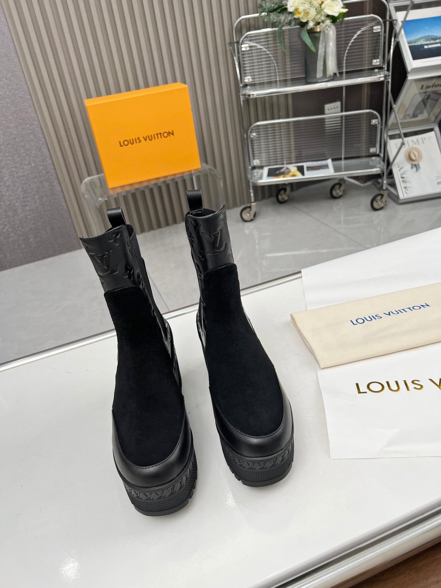 LV WOMEN SHORT BOOT IN BLACK CALFSKIN AND SUEDE - 35