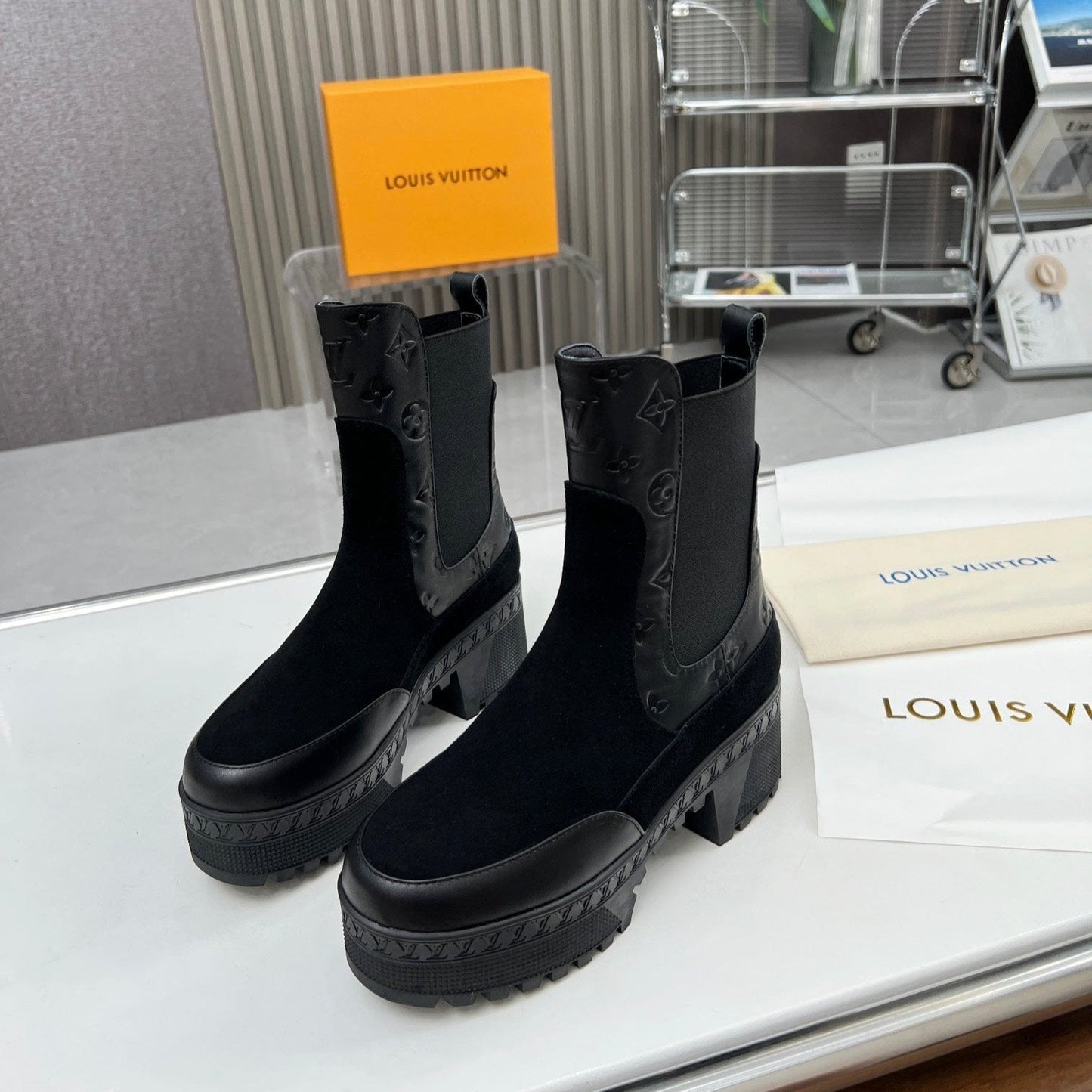 LV WOMEN SHORT BOOT IN BLACK CALFSKIN AND SUEDE - 35