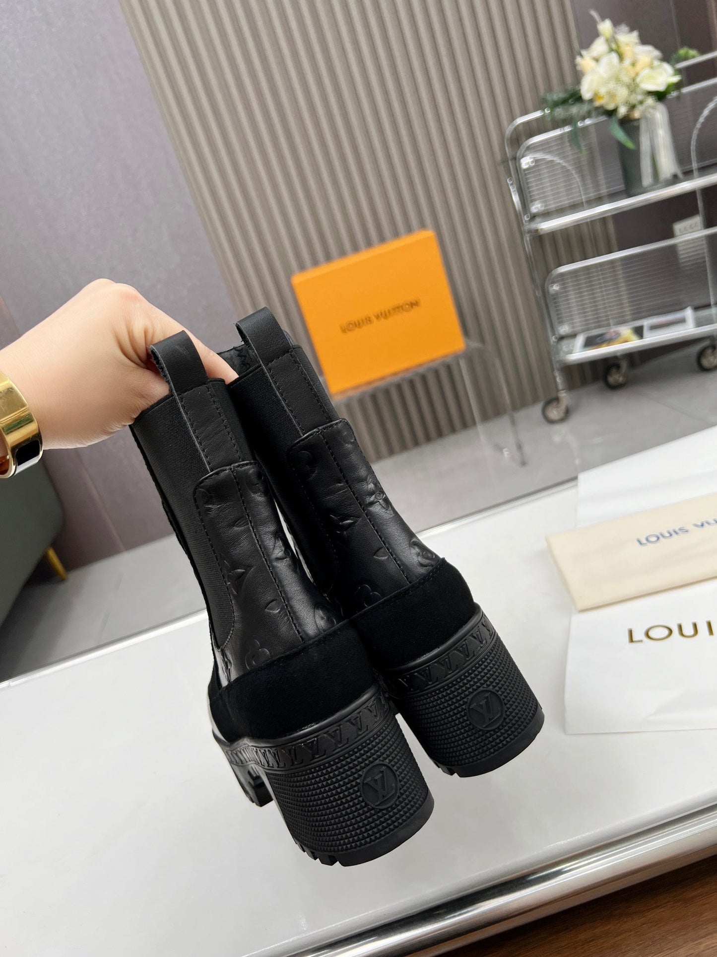 LV WOMEN SHORT BOOT IN BLACK CALFSKIN AND SUEDE - 35