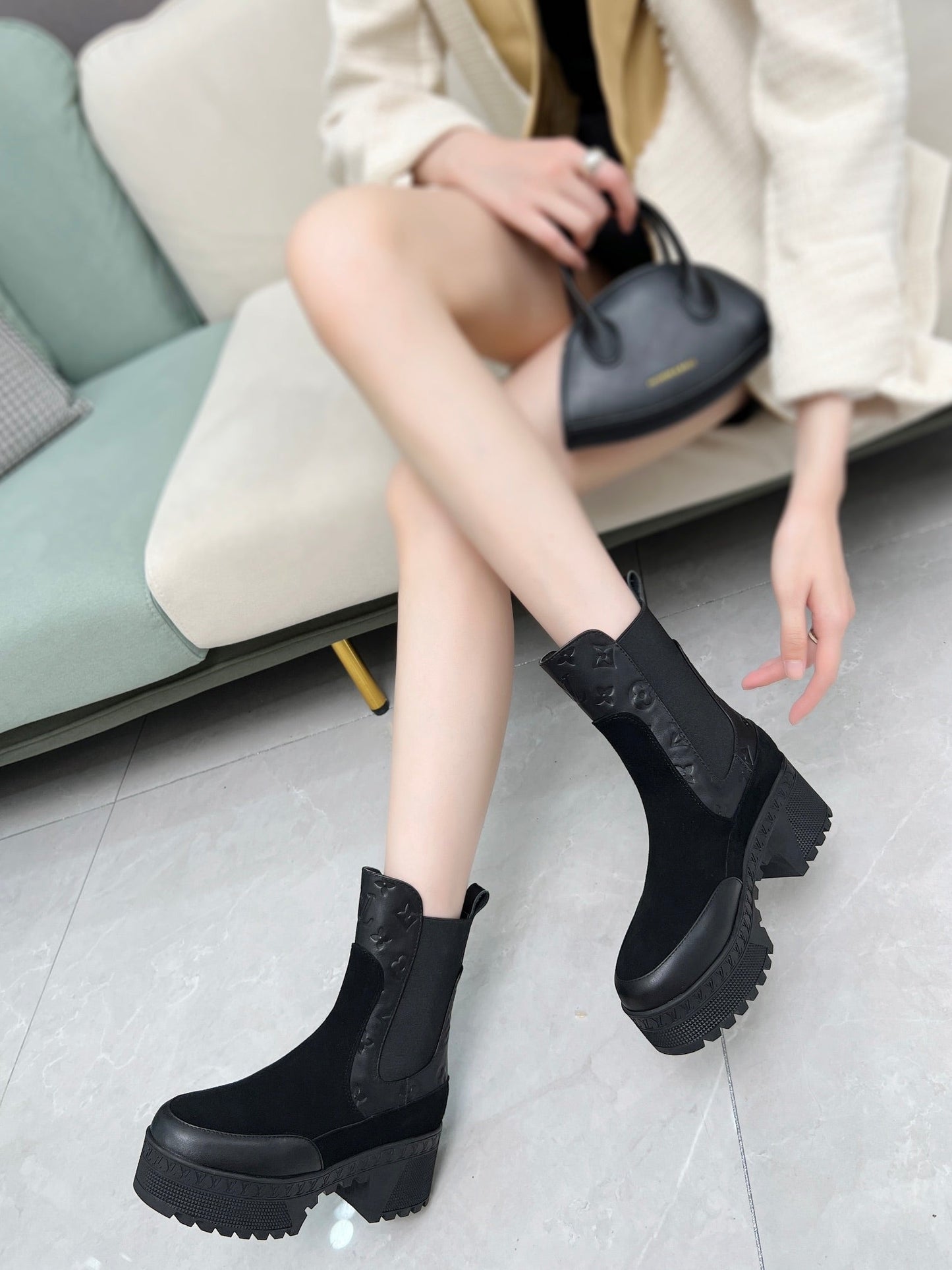 LV WOMEN SHORT BOOT IN BLACK CALFSKIN AND SUEDE - 35