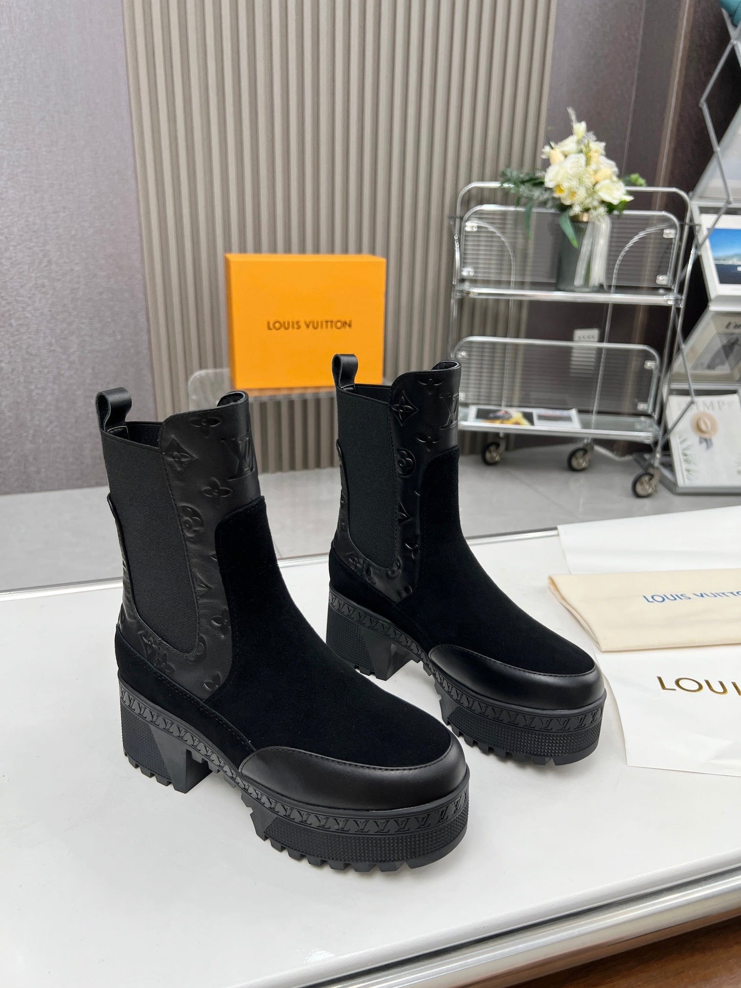 LV WOMEN SHORT BOOT IN BLACK CALFSKIN AND SUEDE - 35