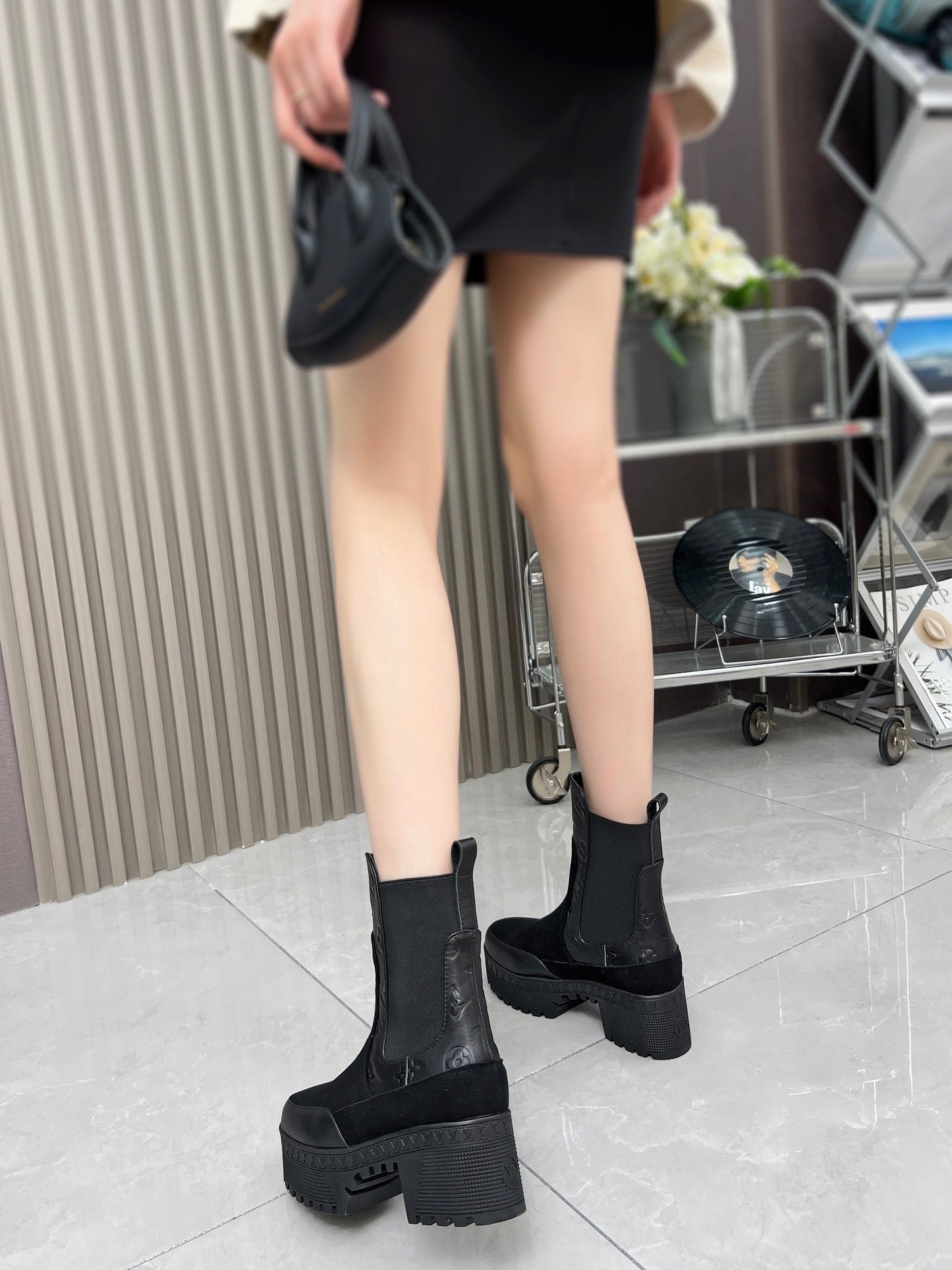 LV WOMEN SHORT BOOT IN BLACK CALFSKIN AND SUEDE - 35
