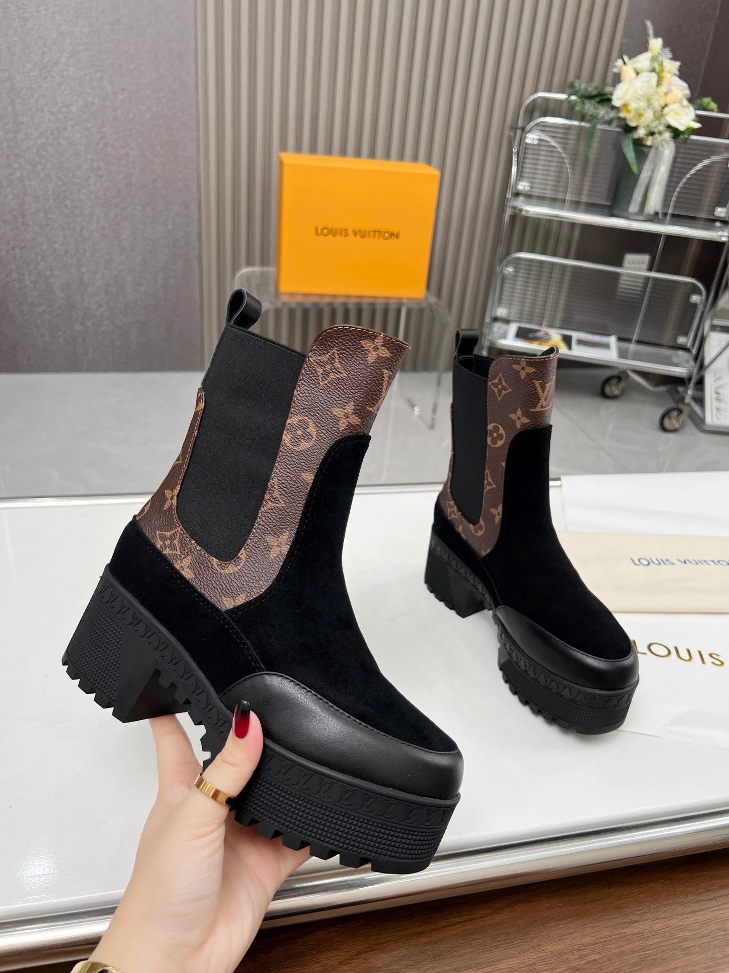 LV WOMEN SHORT BOOT IN BLACK SUEDE AND CHOCOLATE BROWN CALFSKIN - 35
