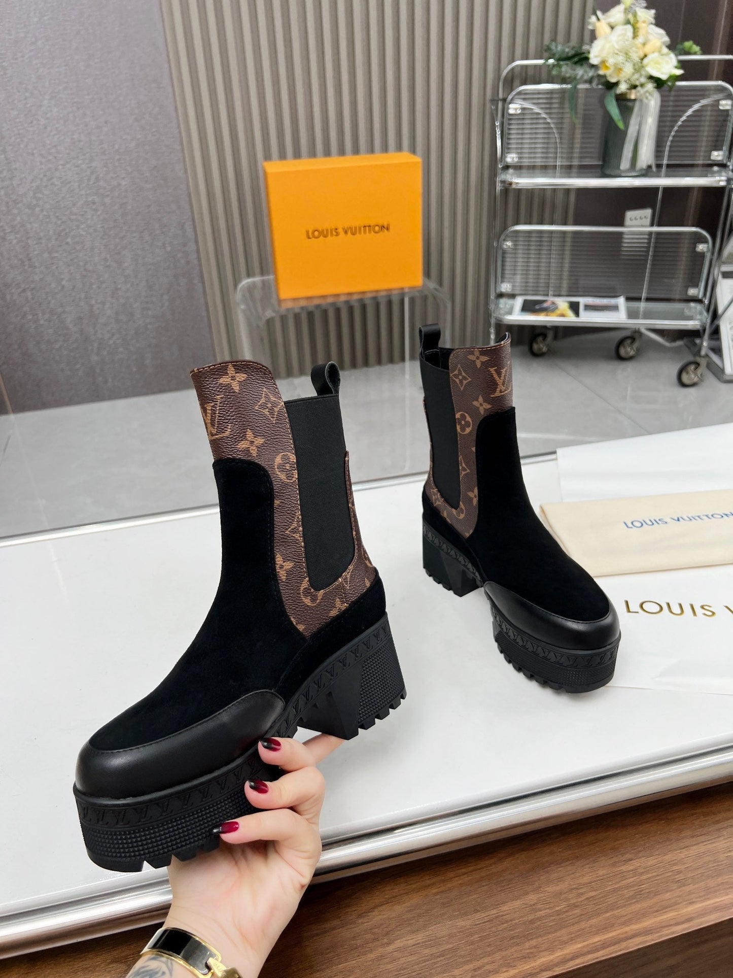 LV WOMEN SHORT BOOT IN BLACK SUEDE AND CHOCOLATE BROWN CALFSKIN - 35