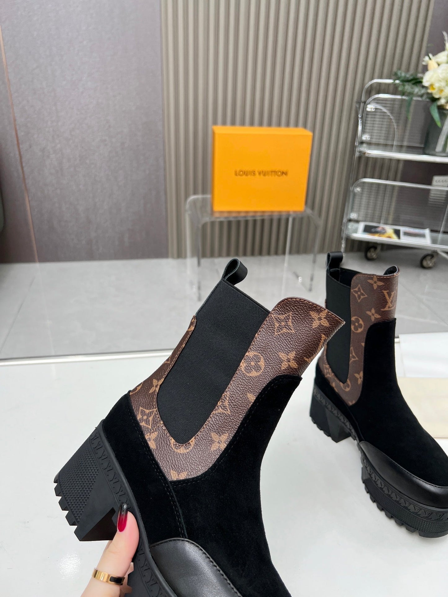 LV WOMEN SHORT BOOT IN BLACK SUEDE AND CHOCOLATE BROWN CALFSKIN - 35