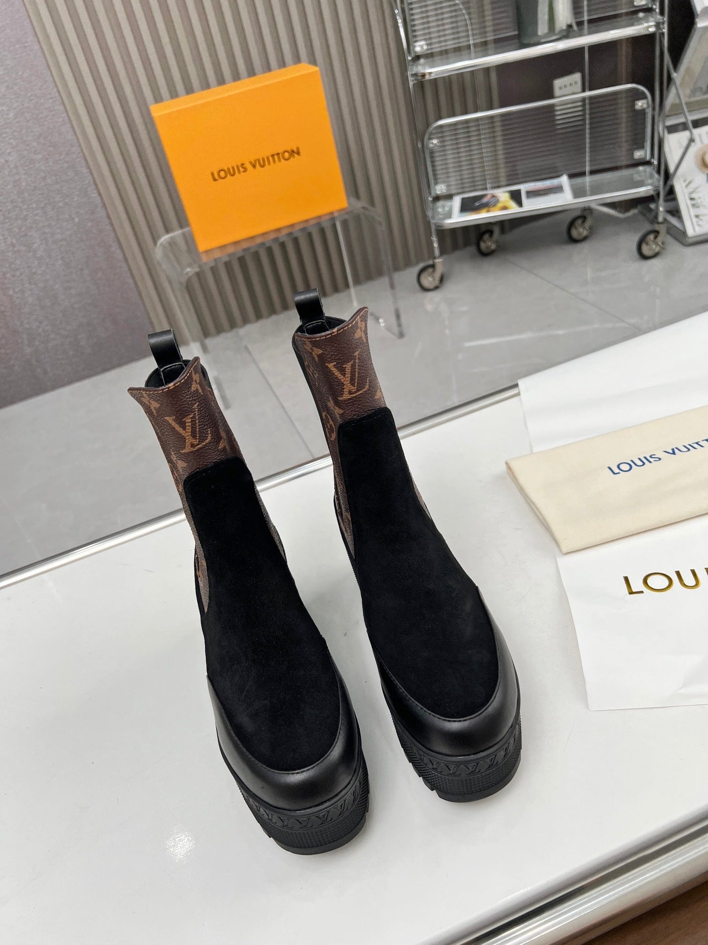 LV WOMEN SHORT BOOT IN BLACK SUEDE AND CHOCOLATE BROWN CALFSKIN - 35