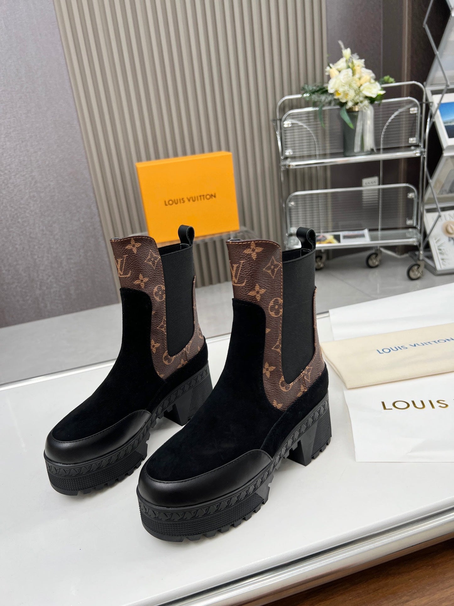 LV WOMEN SHORT BOOT IN BLACK SUEDE AND CHOCOLATE BROWN CALFSKIN - 35