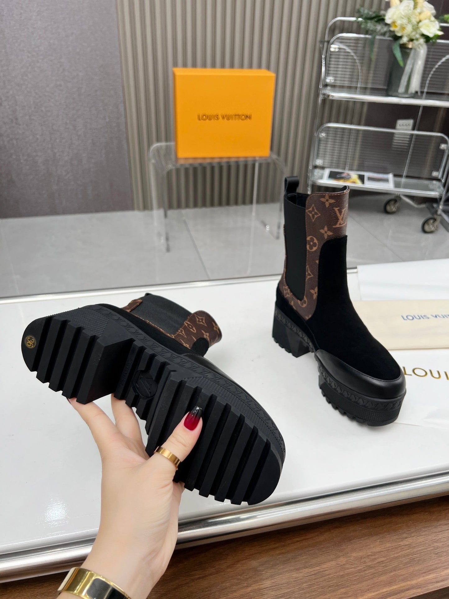 LV WOMEN SHORT BOOT IN BLACK SUEDE AND CHOCOLATE BROWN CALFSKIN - 35