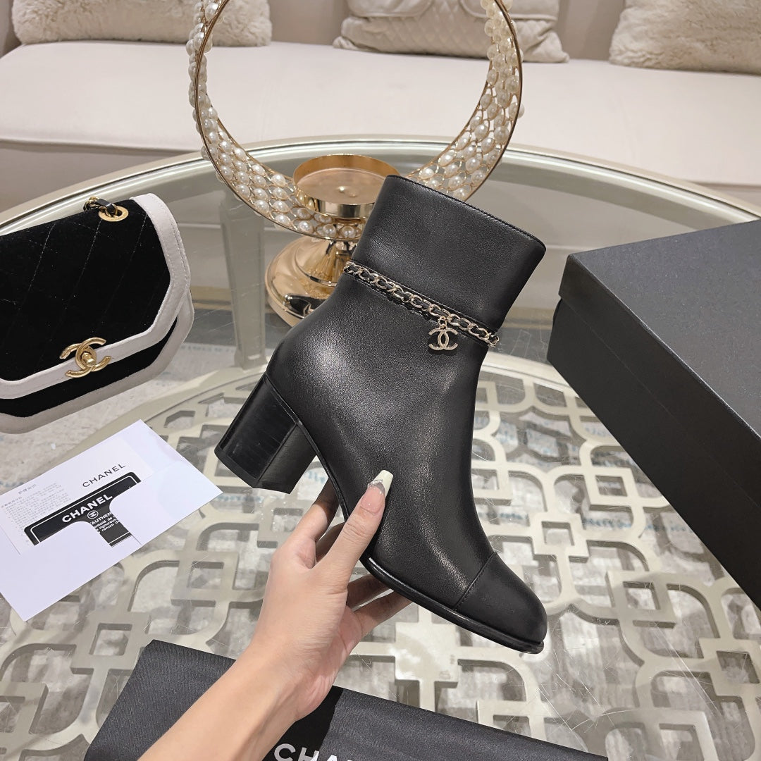 MID-HEEL ANKLE BOOTS IN BLACK SMOOTH CALFSKIN - 35