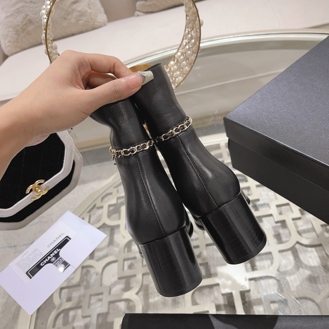 MID-HEEL ANKLE BOOTS IN BLACK SMOOTH CALFSKIN - 35