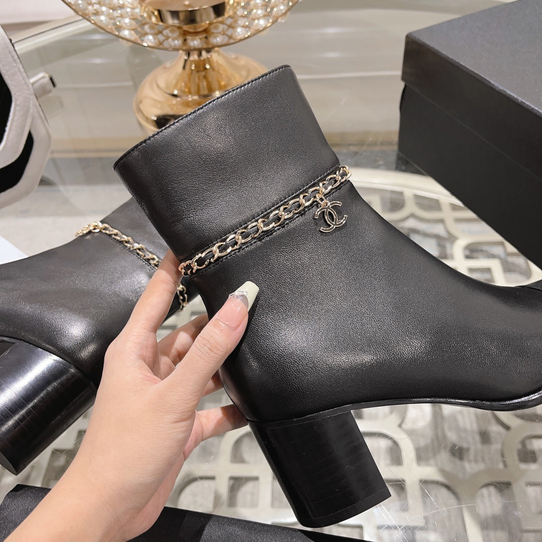 MID-HEEL ANKLE BOOTS IN BLACK SMOOTH CALFSKIN - 35