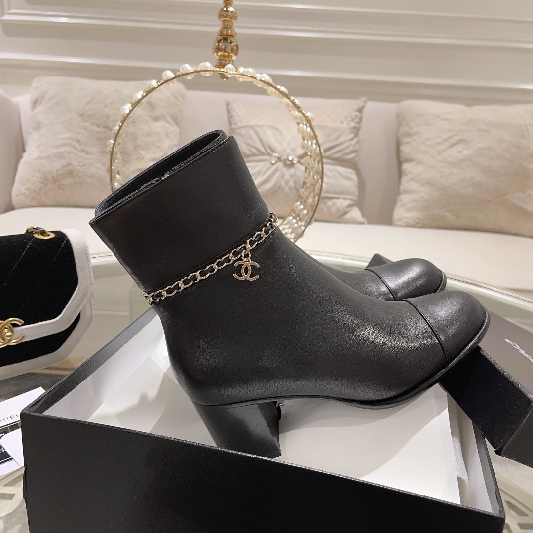 MID-HEEL ANKLE BOOTS IN BLACK SMOOTH CALFSKIN - 35