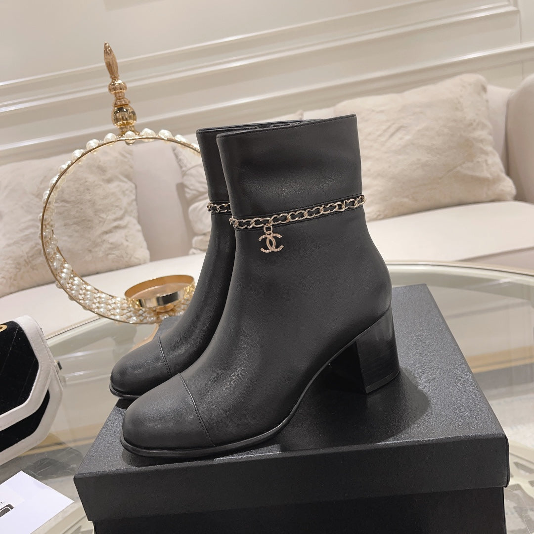 MID-HEEL ANKLE BOOTS IN BLACK SMOOTH CALFSKIN - 35