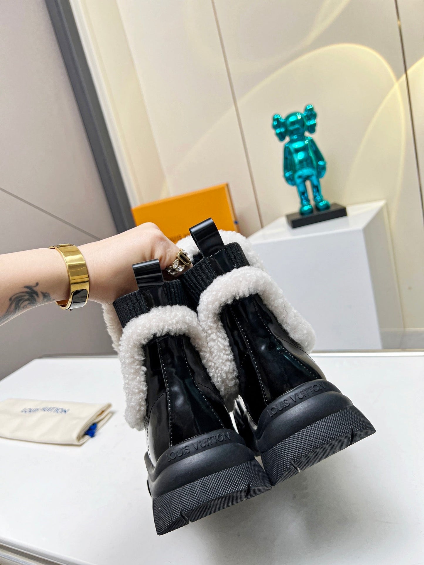 LV RUBY FLAT ANKLE BOOT IN BLACK CALFSKIN AND WHITE SHEARLING - 35