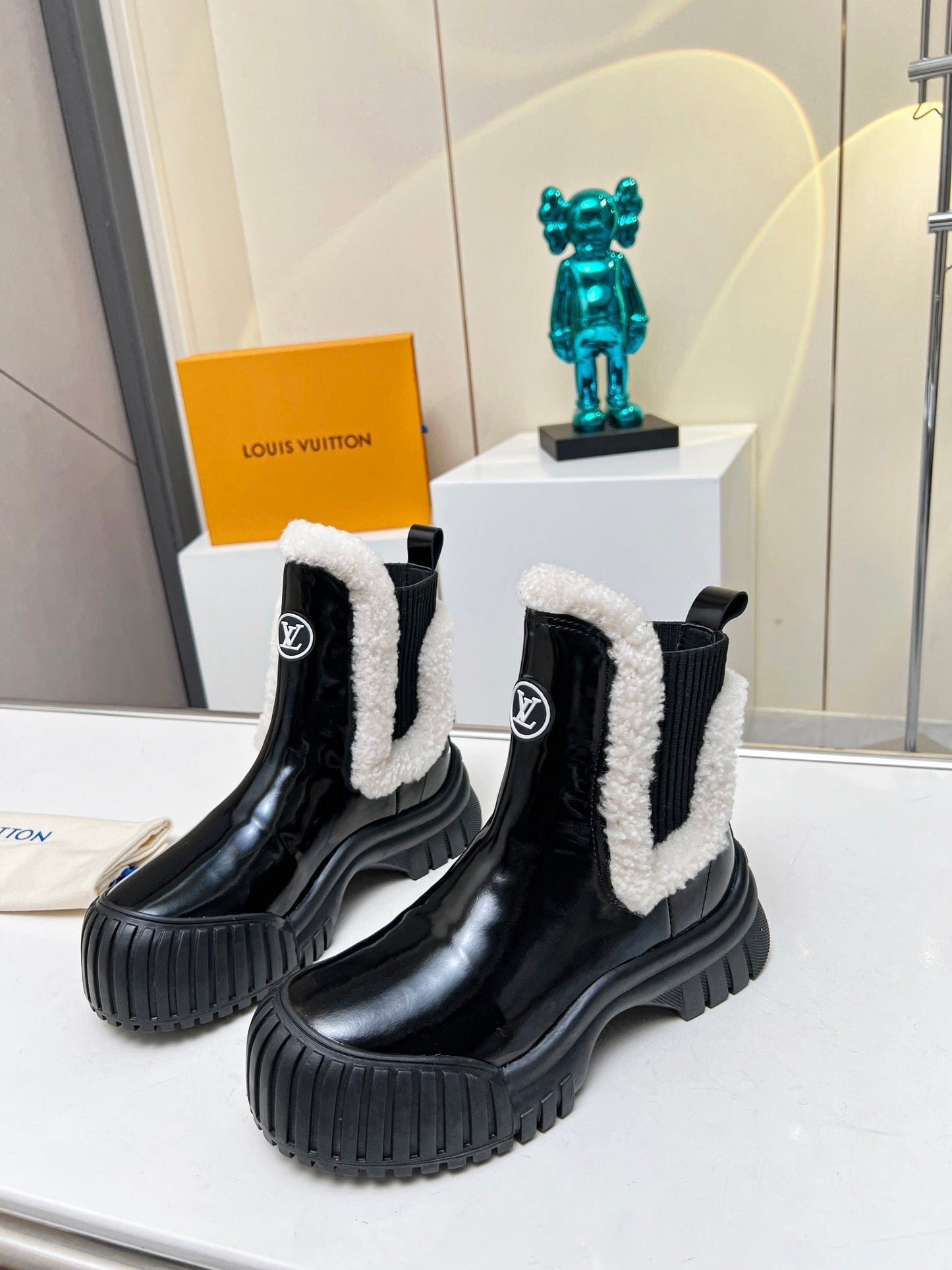 LV RUBY FLAT ANKLE BOOT IN BLACK CALFSKIN AND WHITE SHEARLING - 35