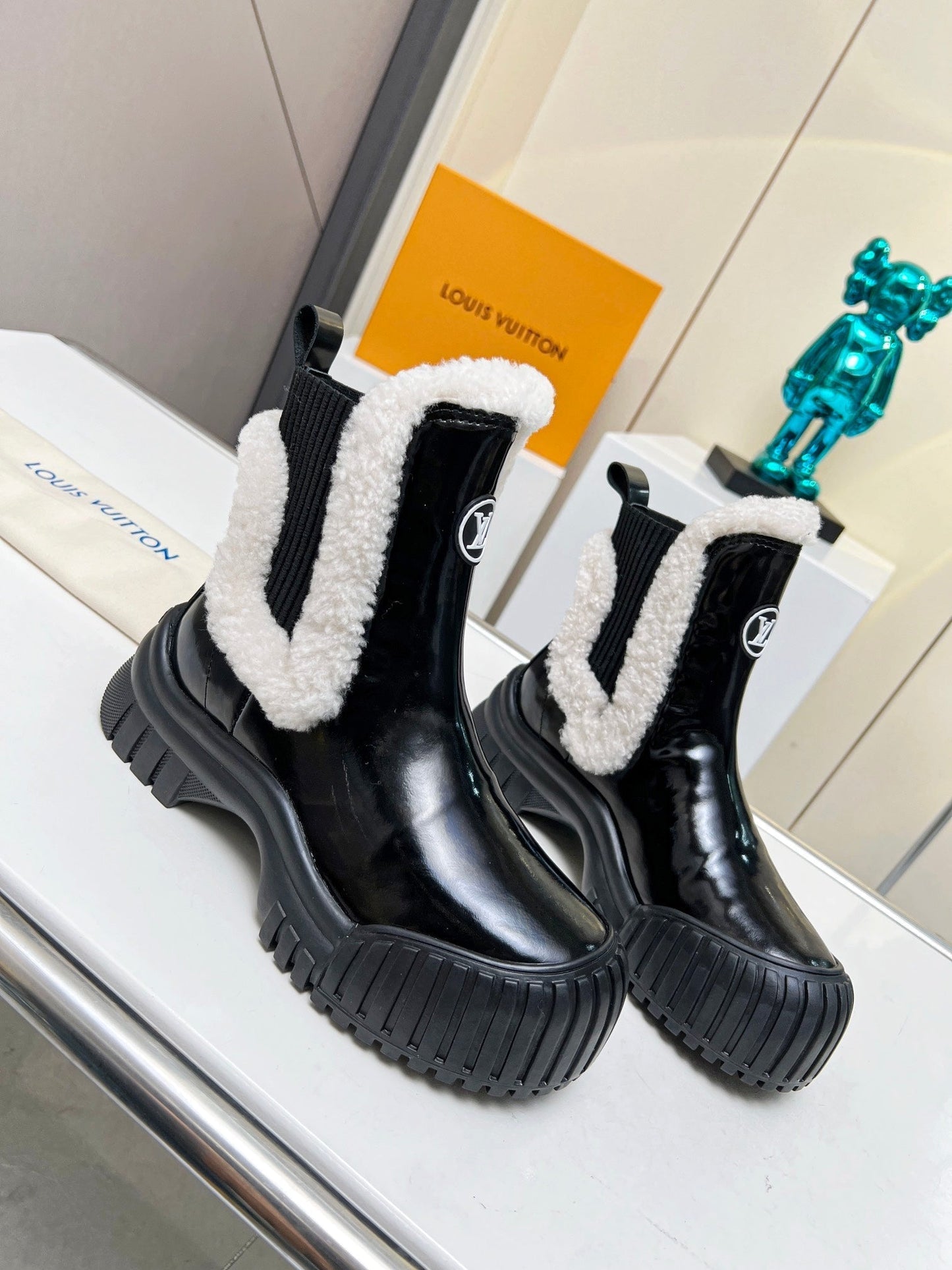 LV RUBY FLAT ANKLE BOOT IN BLACK CALFSKIN AND WHITE SHEARLING - 35