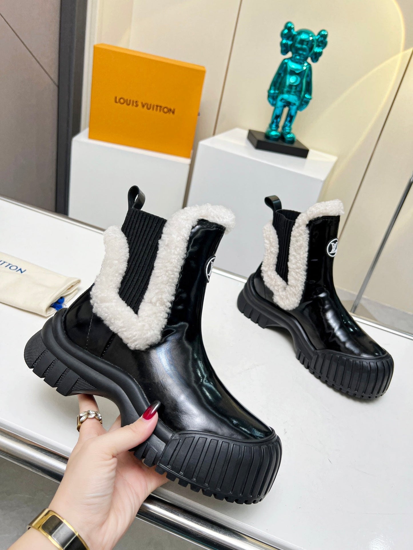 LV RUBY FLAT ANKLE BOOT IN BLACK CALFSKIN AND WHITE SHEARLING - 35