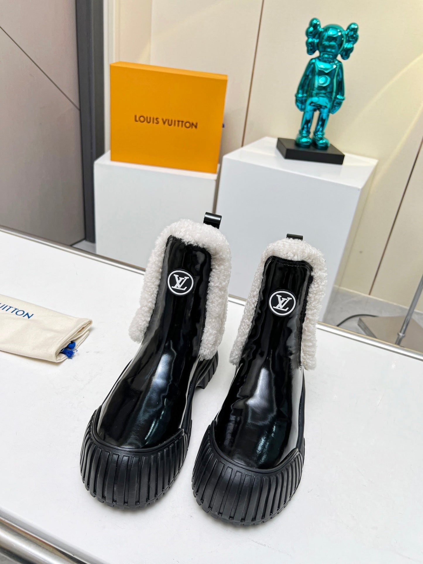 LV RUBY FLAT ANKLE BOOT IN BLACK CALFSKIN AND WHITE SHEARLING - 35